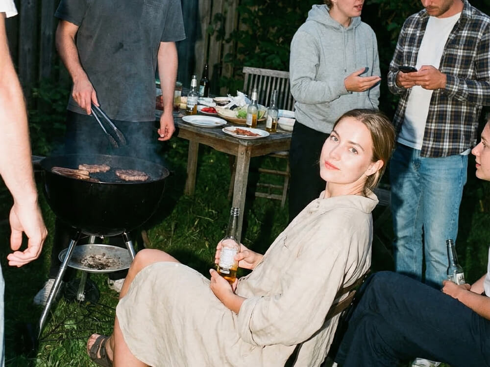 Personer som grillar på en sommarfest