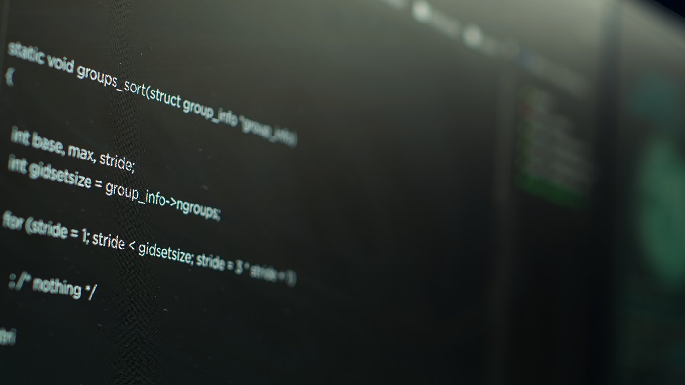 Nahaufnahme von Programmcode auf einem Bildschirm im Dunkeln