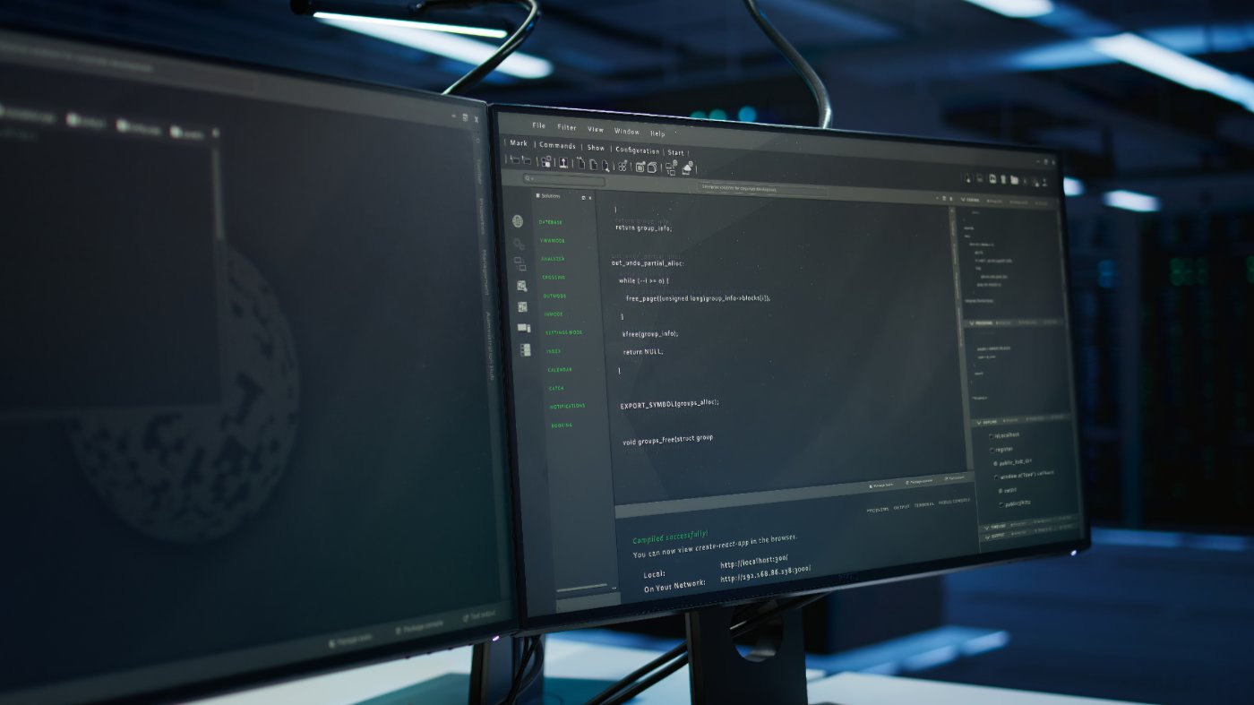 Serverraum mit laufendem Code auf mehreren Bildschirmen