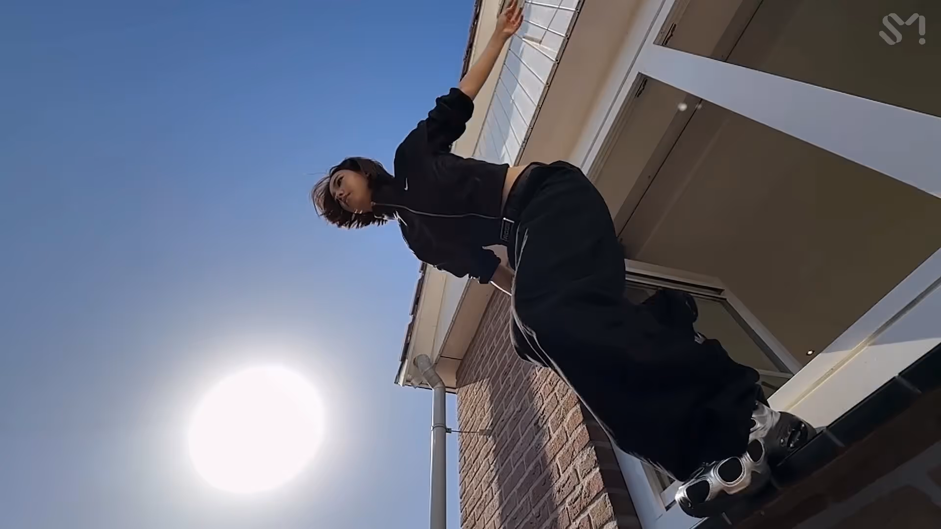 창문 밖으로 뛰어나오는 에스파 멤버 카리나 / KARINA, a member of aespa, coming out of the window
