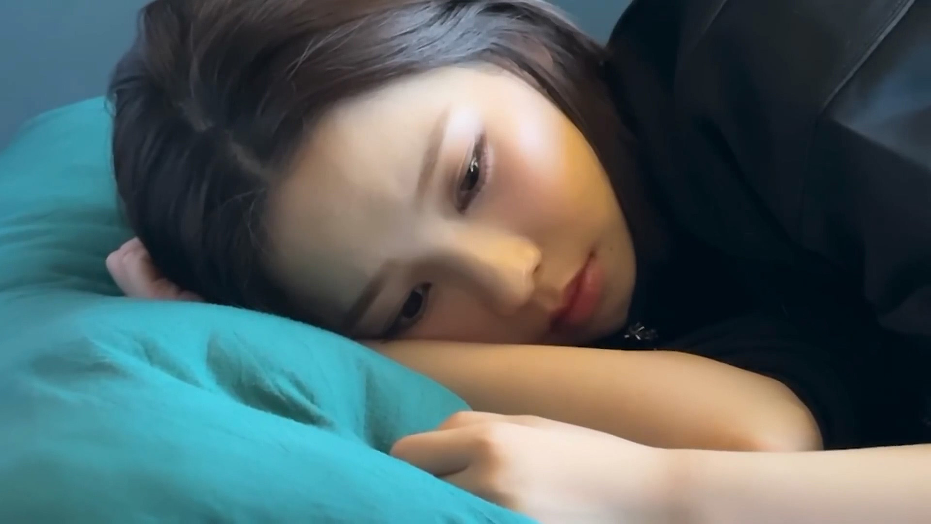 침대에 누워있는 에스파 멤버 카리나 / KARINA, a member of aespa, lying on a bed
