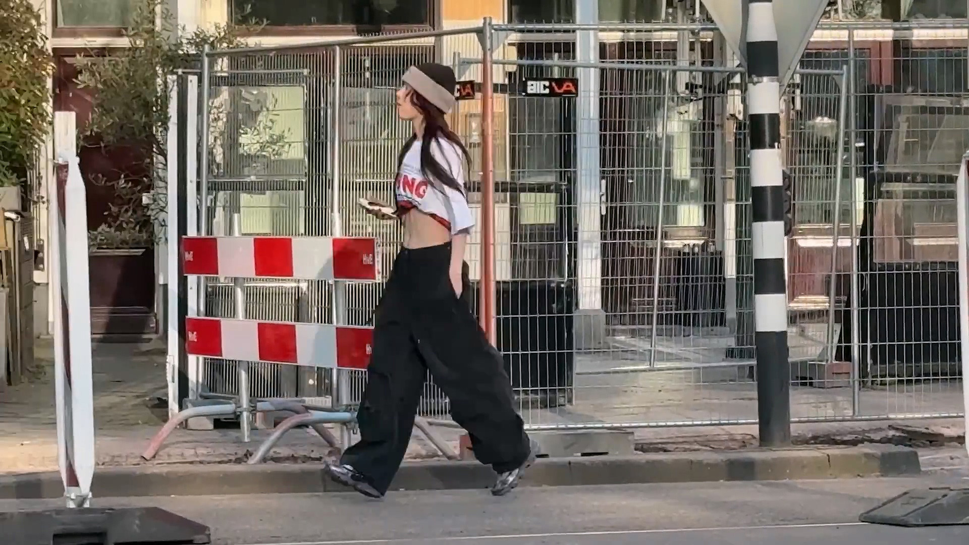 길을 걷는 에스파 멤버 윈터의 옆모습 / Side view of WINTER, a member of aespa, walking down the street

