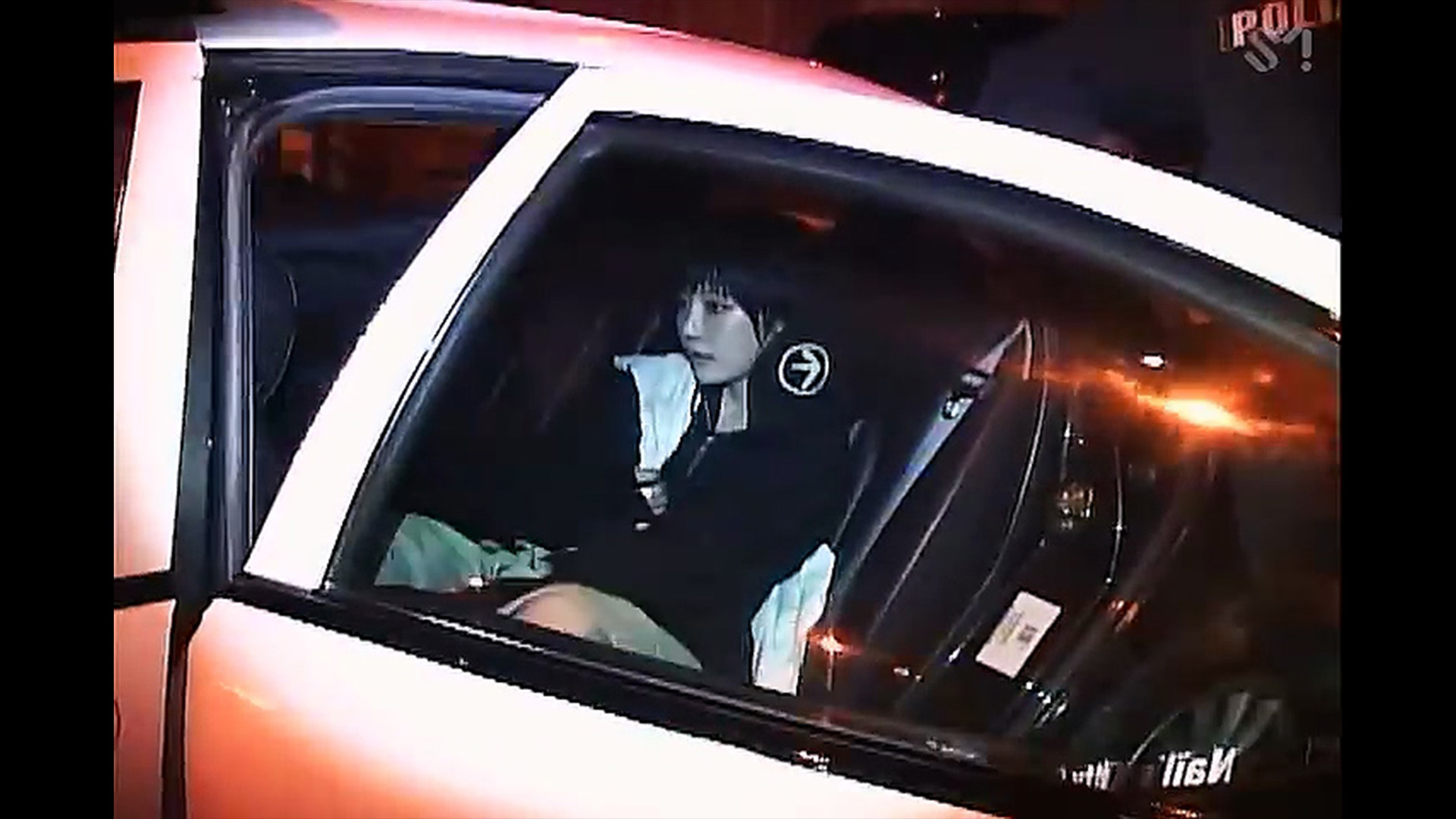 경찰차 안에 앉아있는 에스파 멤버 닝닝 / NINGNING, a member of aespa, sitting inside a police car
