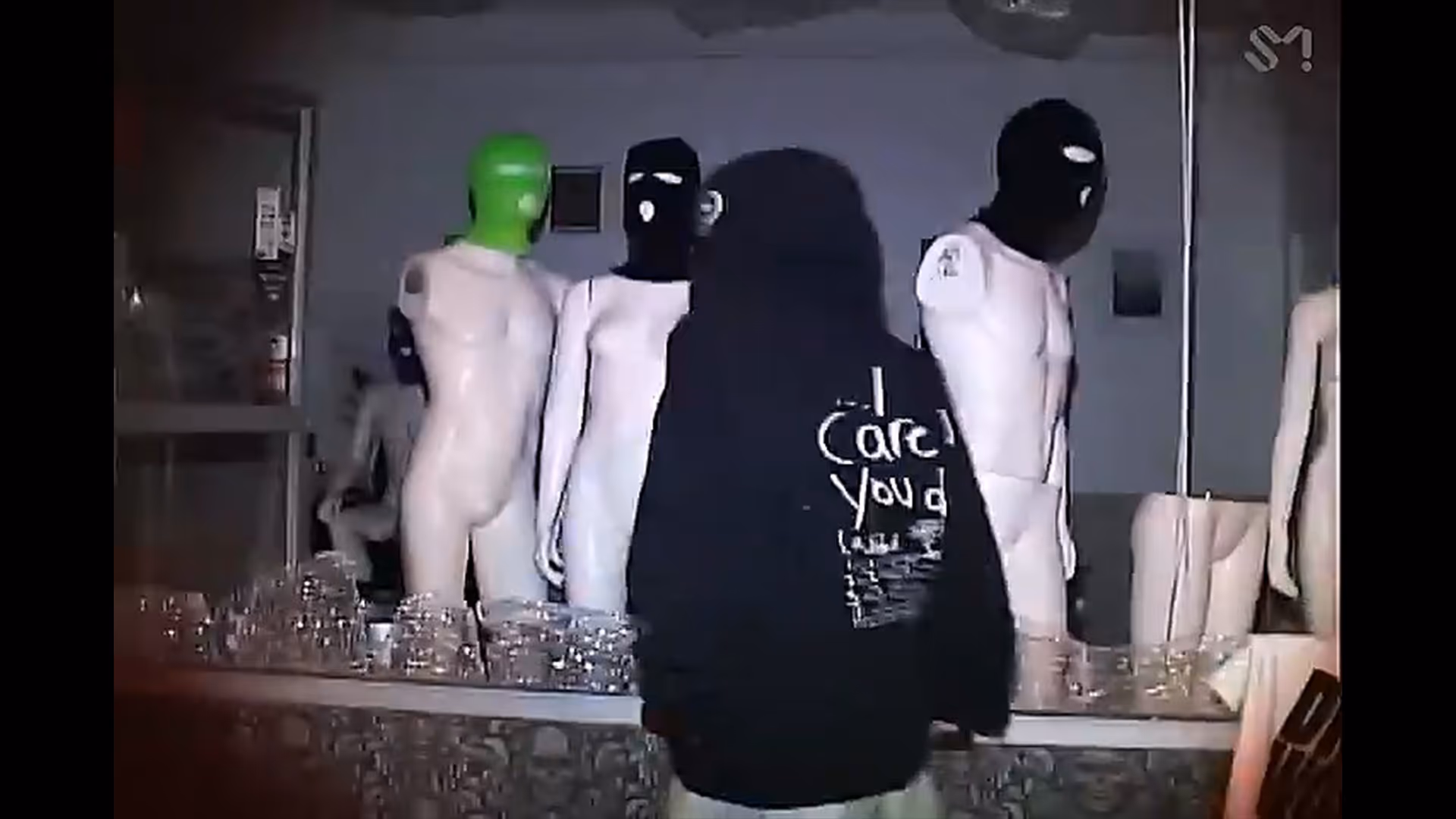 유리창을 깨서 물건을 훔치는 에스파 멤버 닝닝의 뒷모습 / Rear view of NINGNING, a member of aespa, breaking a window and stealing items
