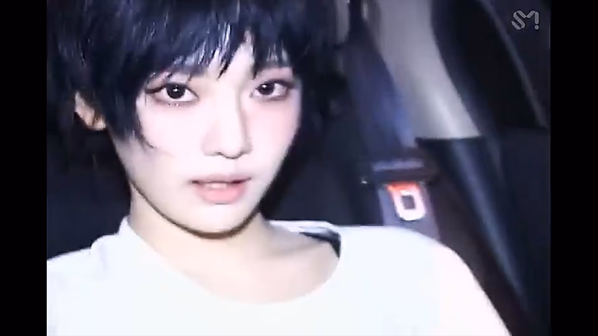 경찰차 안에 앉아있는 에스파 멤버 닝닝 / NINGNING, a member of aespa, sitting inside a police car
