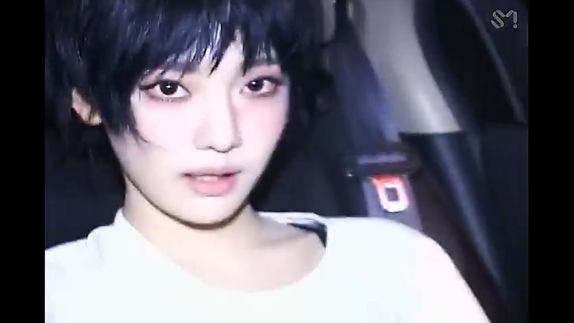 경찰차 안에 앉아있는 에스파 멤버 닝닝 / NINGNING, a member of aespa, sitting inside a police car
