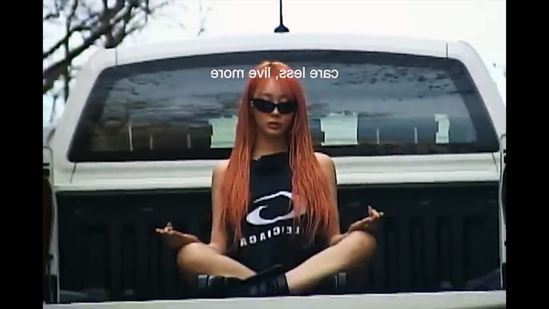 트럭 트렁크에 앉아 명상하는 에스파 멤버 지젤 / GISELLE, a member of aespa, sitting on a truck trunk meditating
