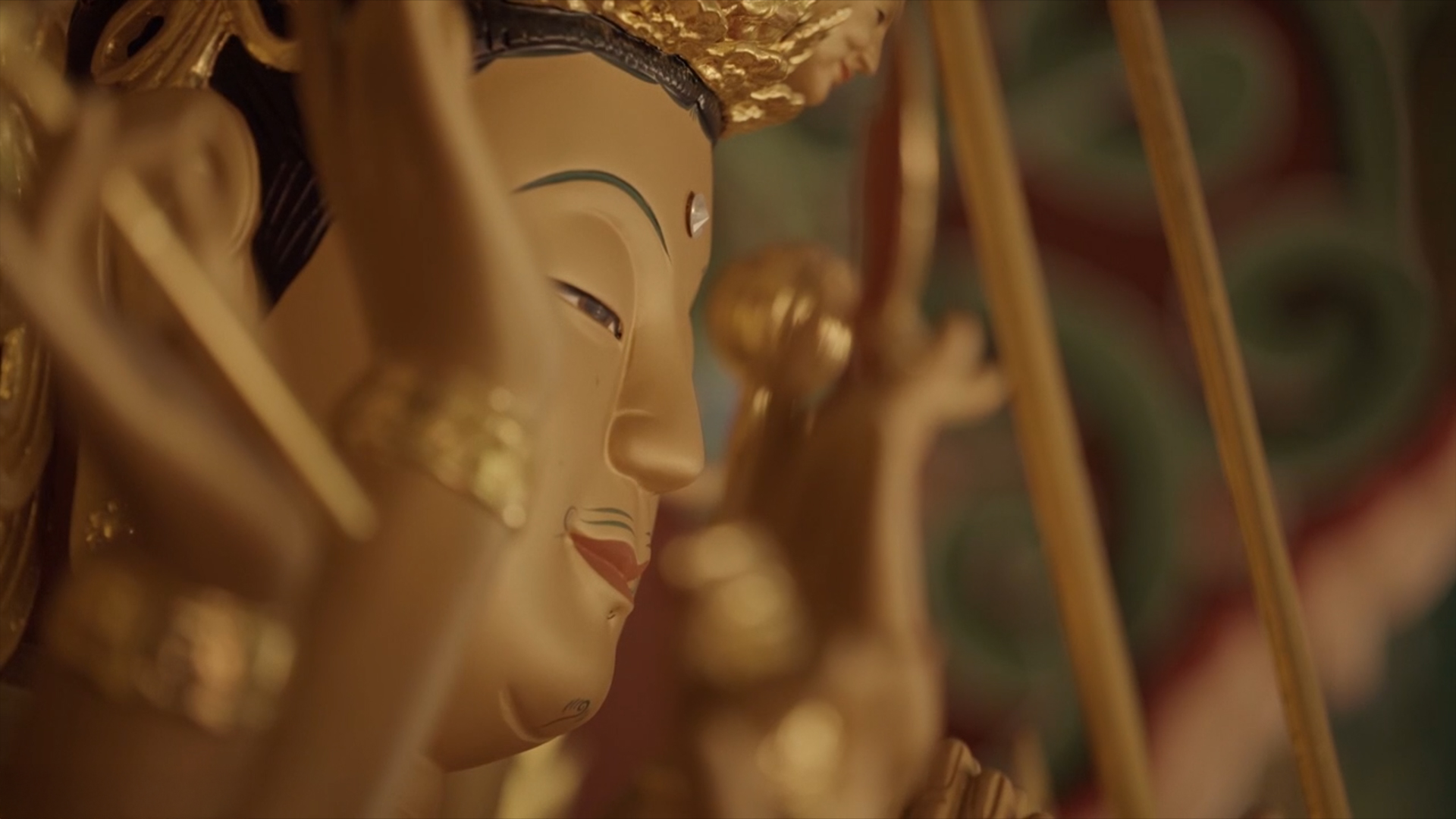 불상의 옆모습, 웃고 있는 부처 | Side view of a Buddha statue, Buddha smiling