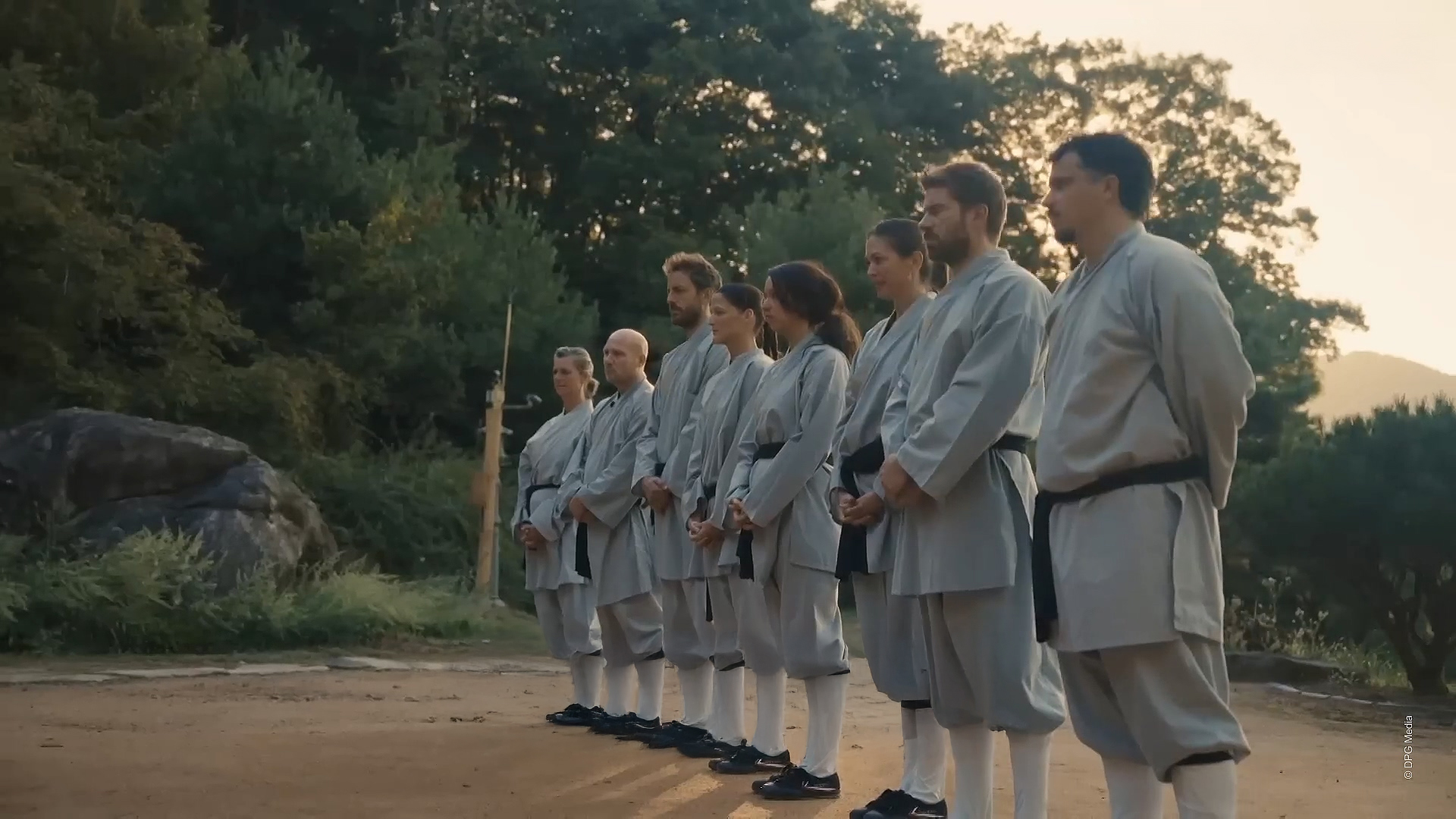 훈련을 받는 사람들이 한 줄로 늘어서 있다 | People lined up in a row receiving training

