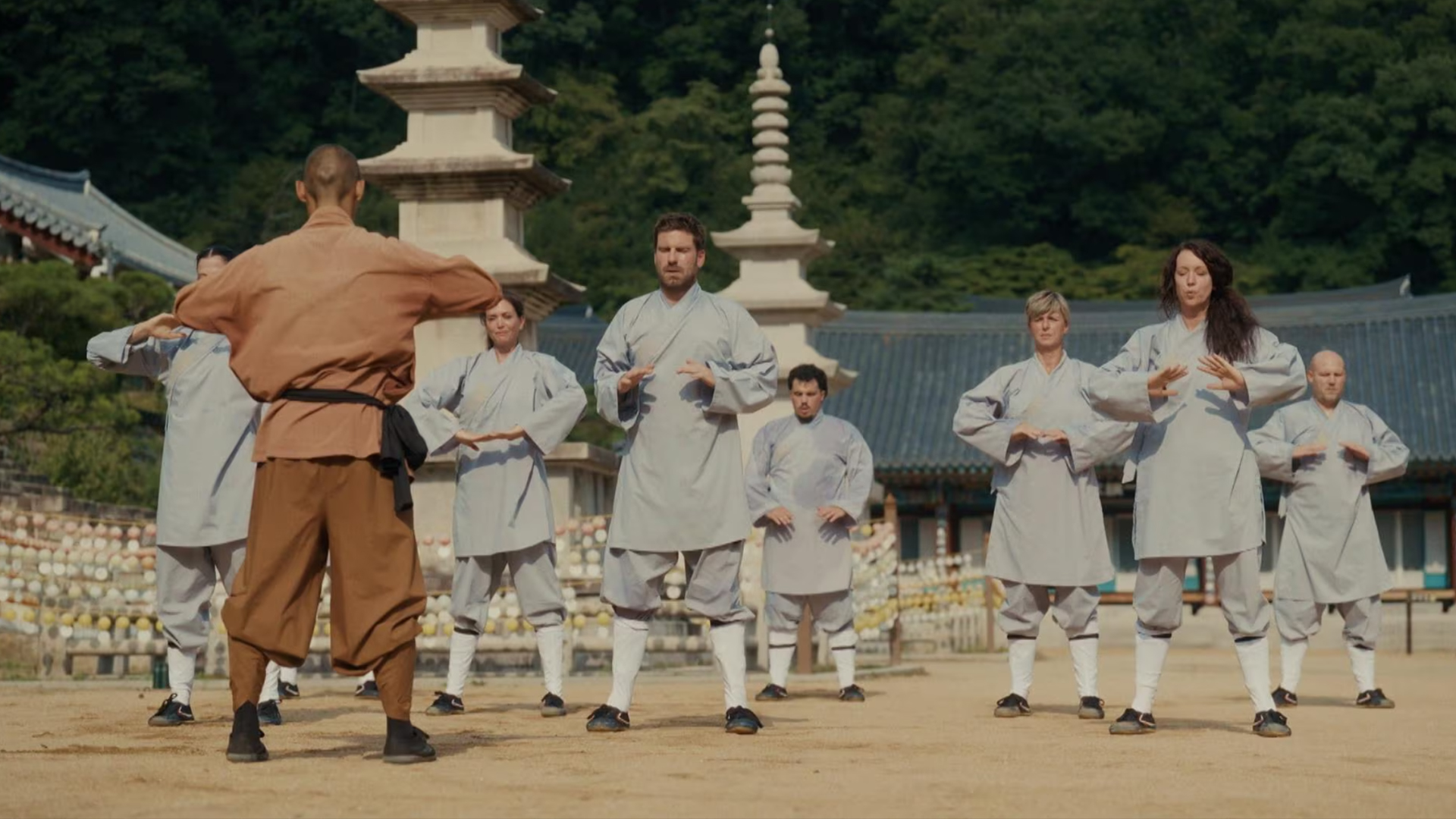 Heng Yi가 사람들에게 쿵푸를 가르치고 있는 모습 | Heng Yi teaching kung fu to people