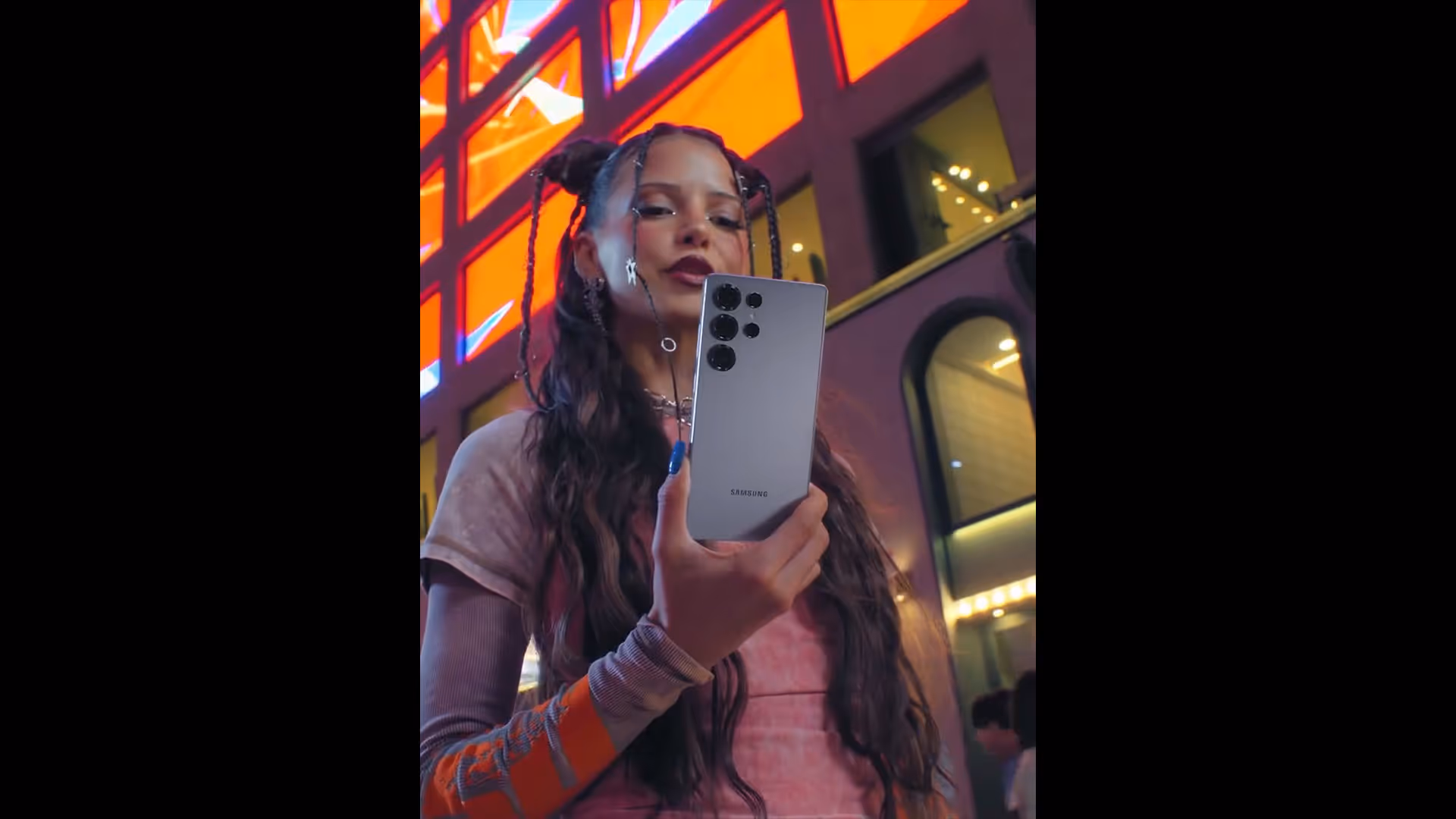 어두운 밤, 홍대 거리에서 갤럭시 S25를 바라보는 독일 아티스트 Nina Chuba의 모습 / German artist Nina Chuba looking at the Galaxy S25 on the streets of Hongdae at night