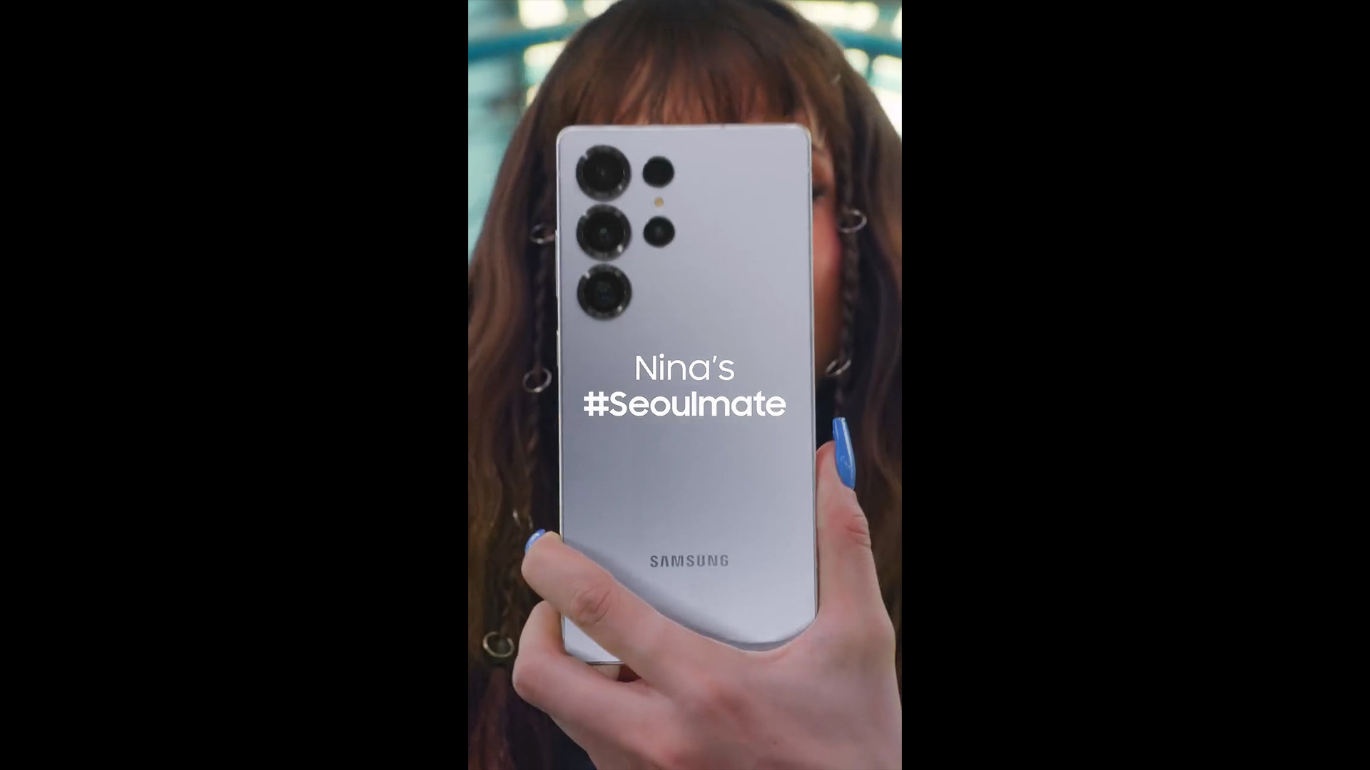 갤럭시 S25 울트라 화면 위에 흰 글씨로 적힌 문구 ‘Nina’s #Seoulmate’ / The phrase ‘Nina’s #Seoulmate’ written in white text on a Galaxy S25 Ultra screen