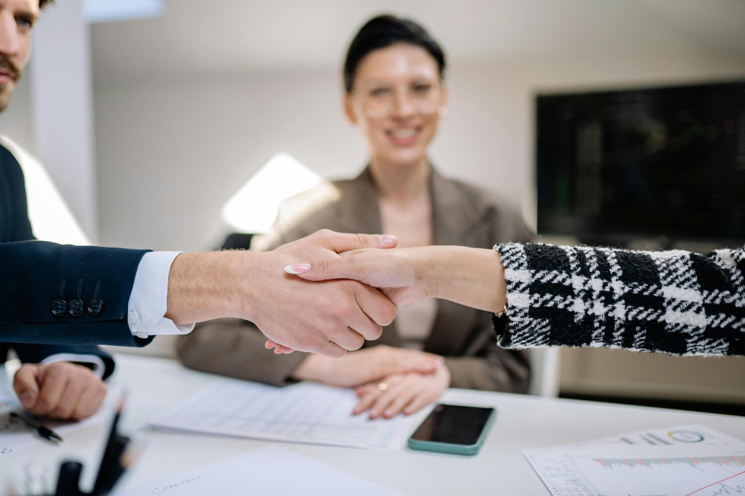 Entrepreneur Secures Financing – Discussing the Choice Between Bank Loan and Online Credit