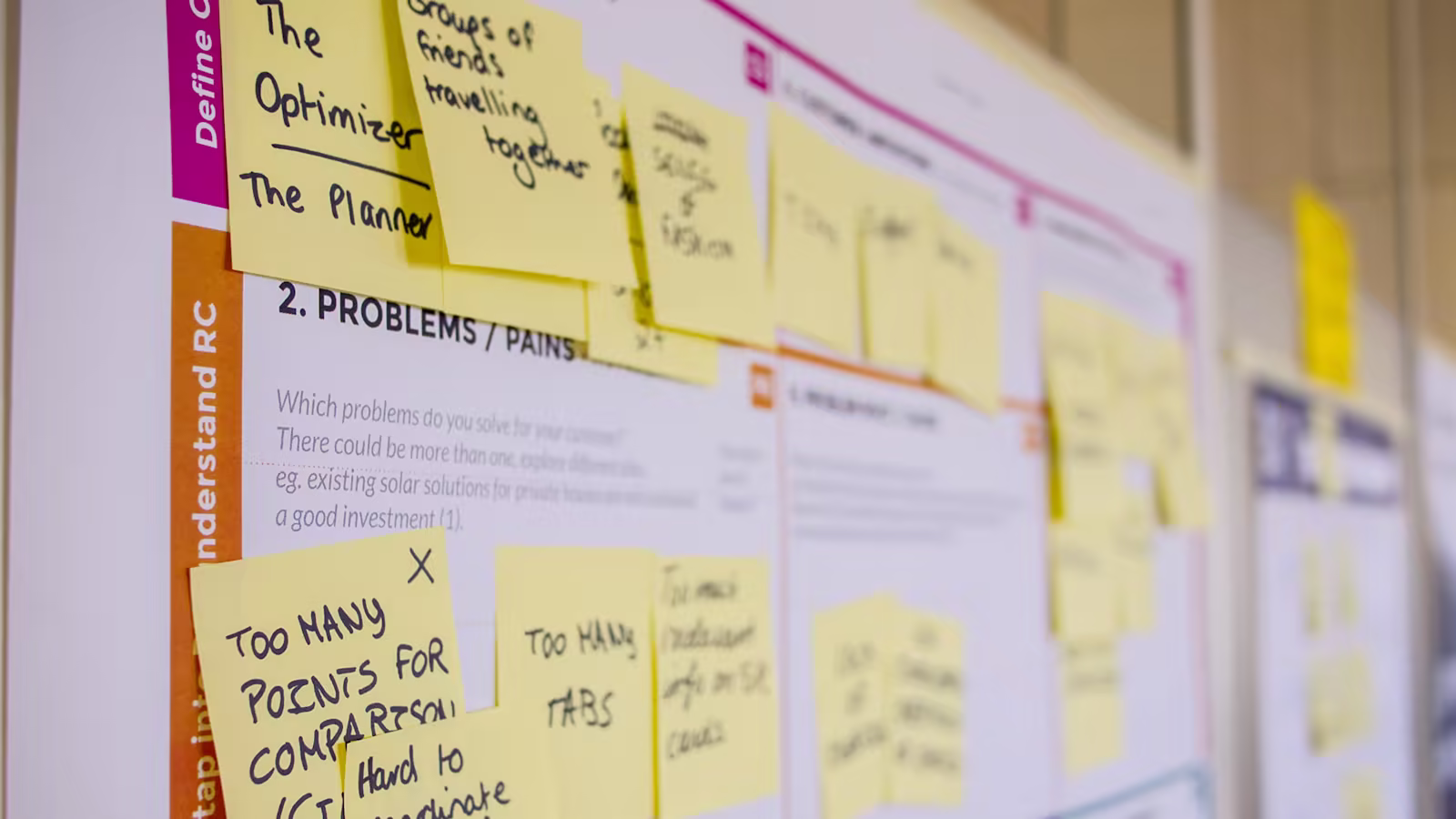 Editorial planning on desk, illustration of an internal mesh SEO and GEO.