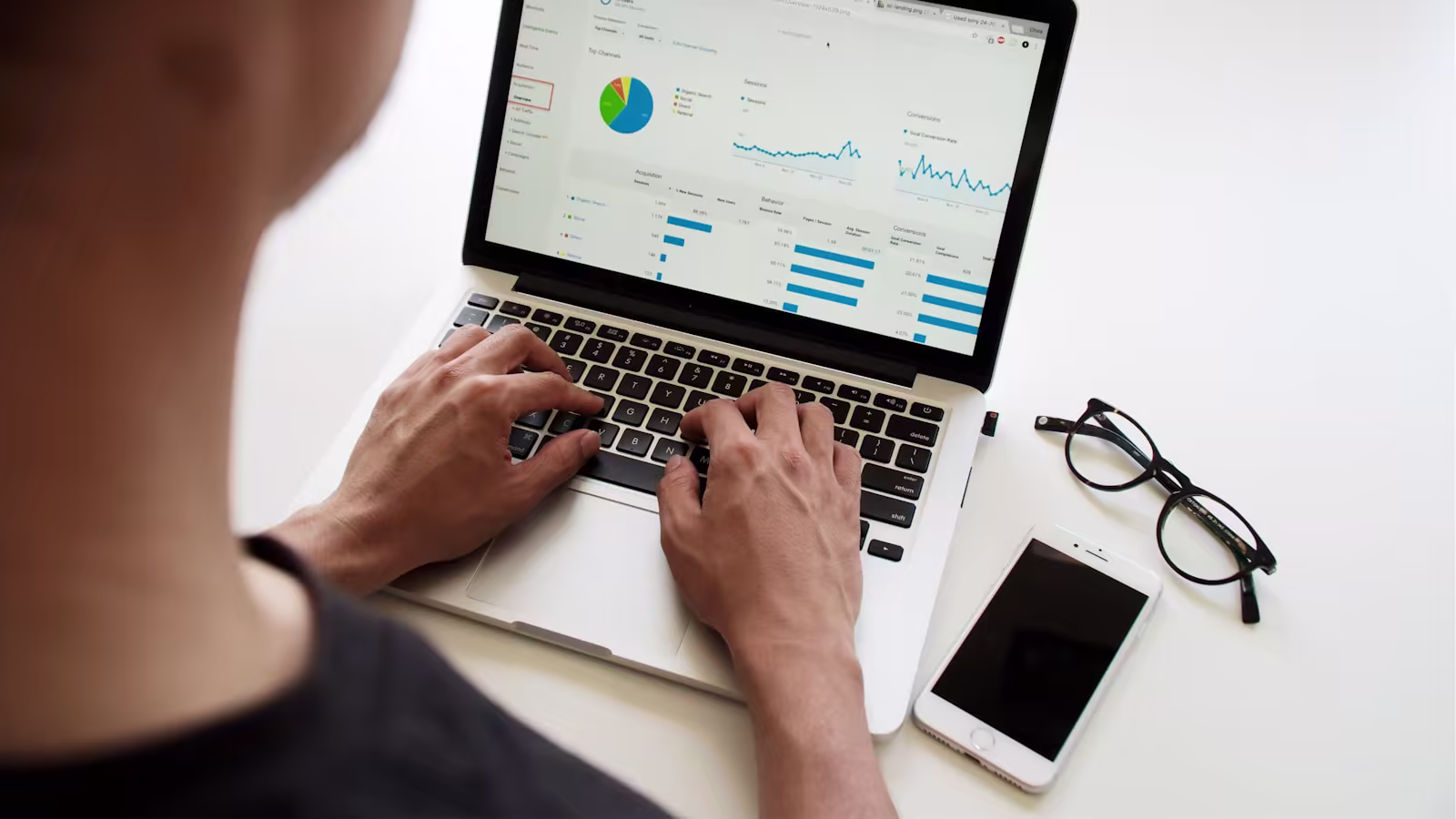 Marketing dashboard on computer, illustration of a pilot Google Ads campaign.