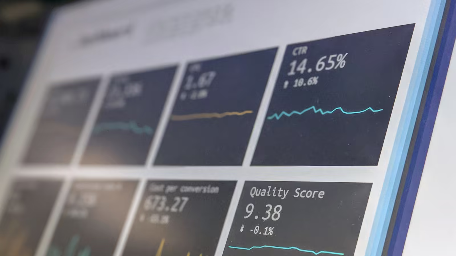 Ecran d'analyse de donnees marketing, illustration d'un plan de tracking decisionnel.