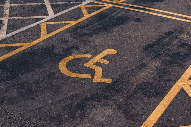 Espacio de estacionamiento accesible, ilustración de una auditoría de accesibilidad digital RGAA.