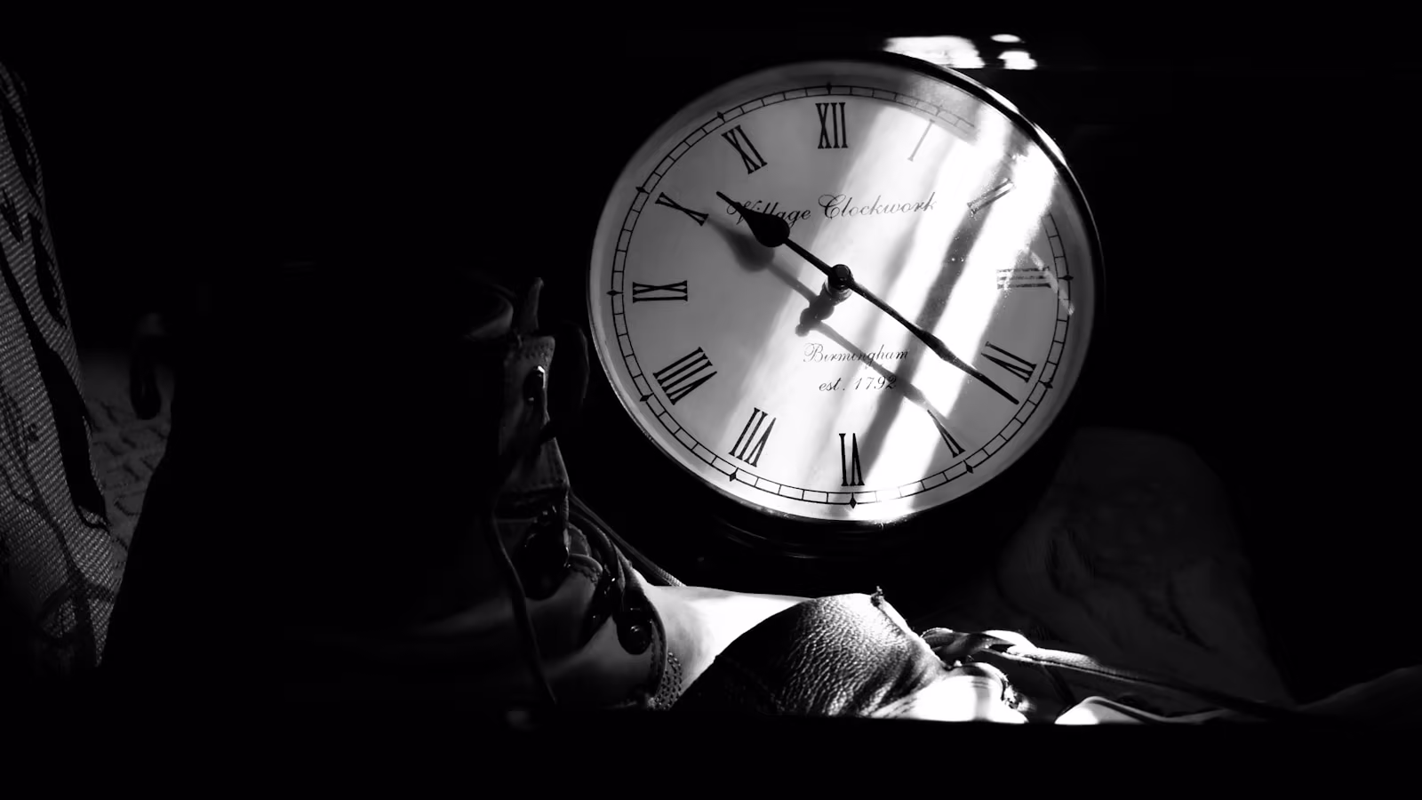 A clock and a calendar under a graphic light, a metaphor for the budgetary rhythm