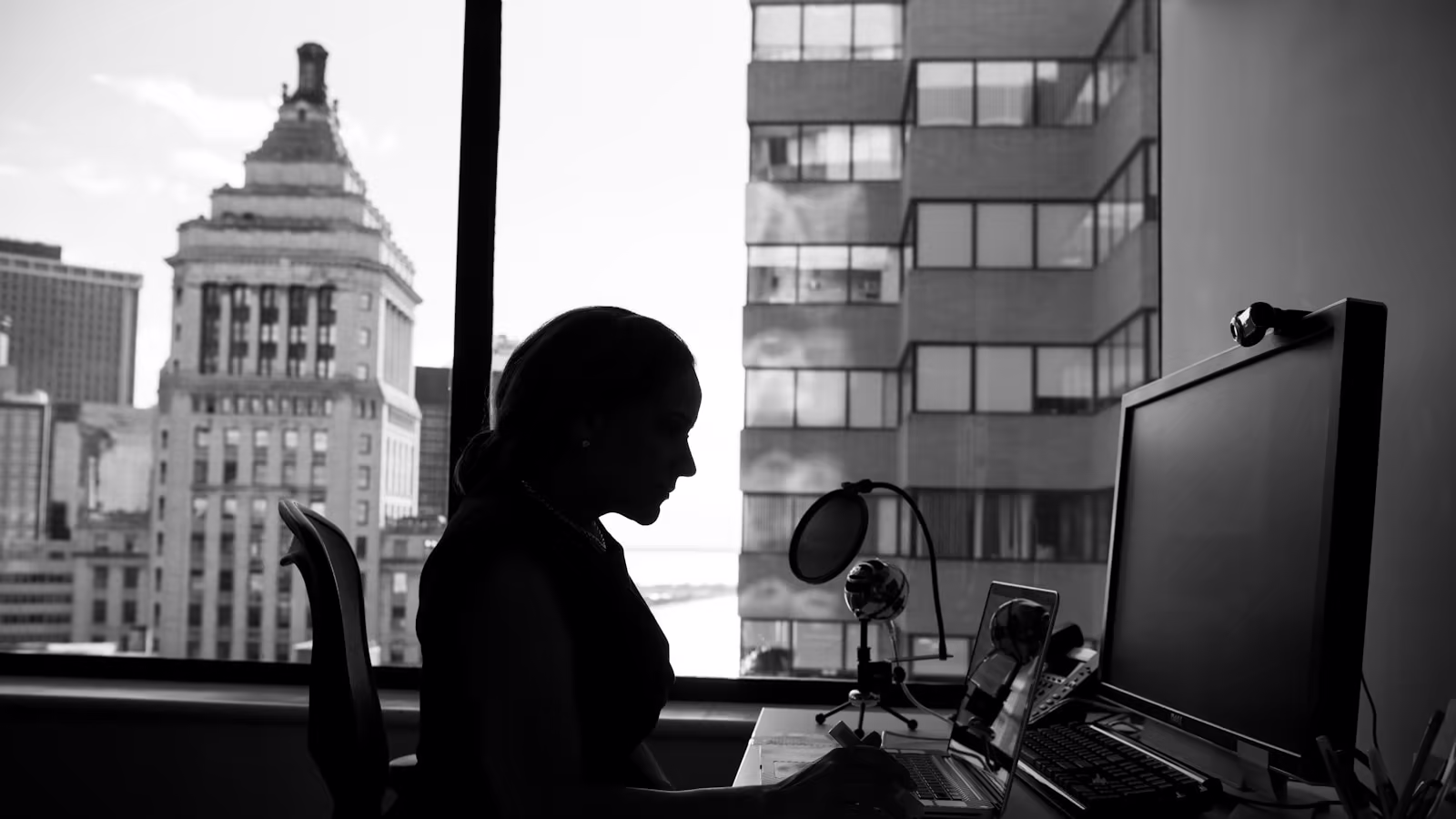 Le portrait documentaire d'une dirigeante dans son environnement de travail