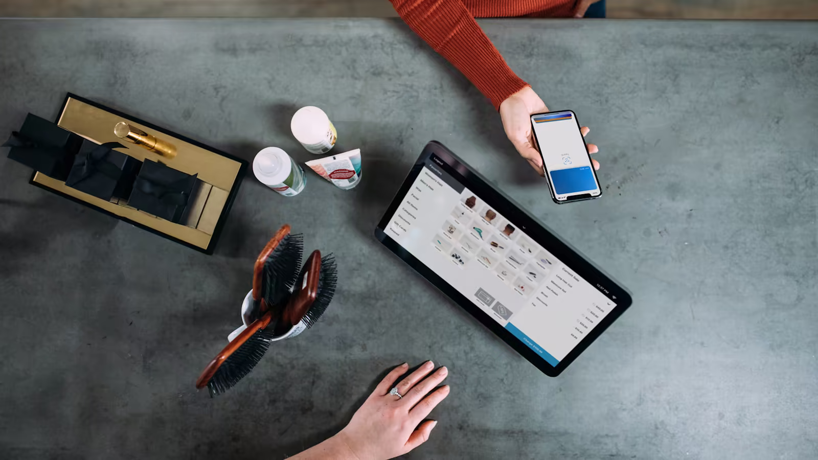 A high-end, sober and unbranded payment counter