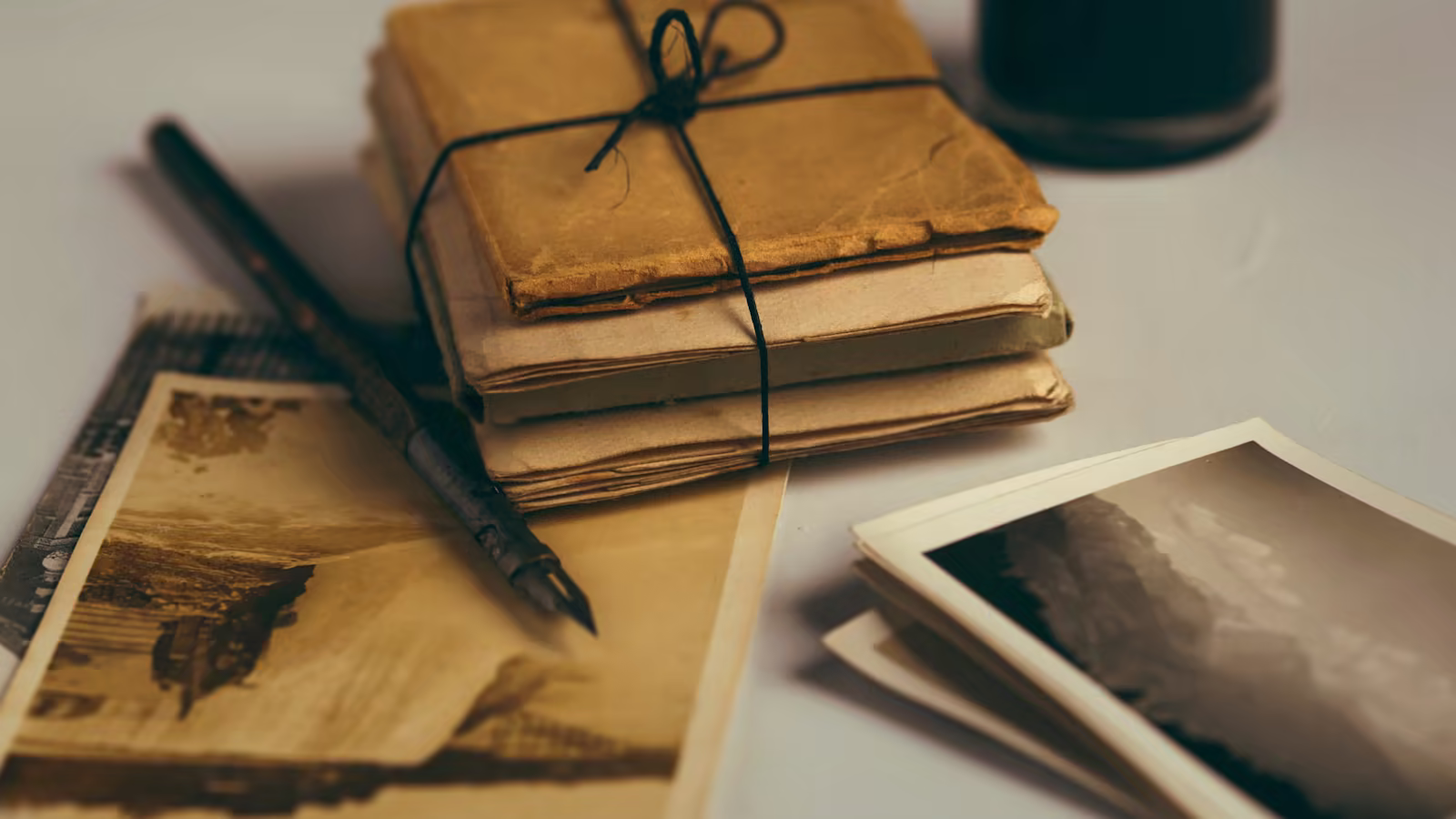 Une enveloppe scellée sur un bureau contemporain, symbole d'authenticité