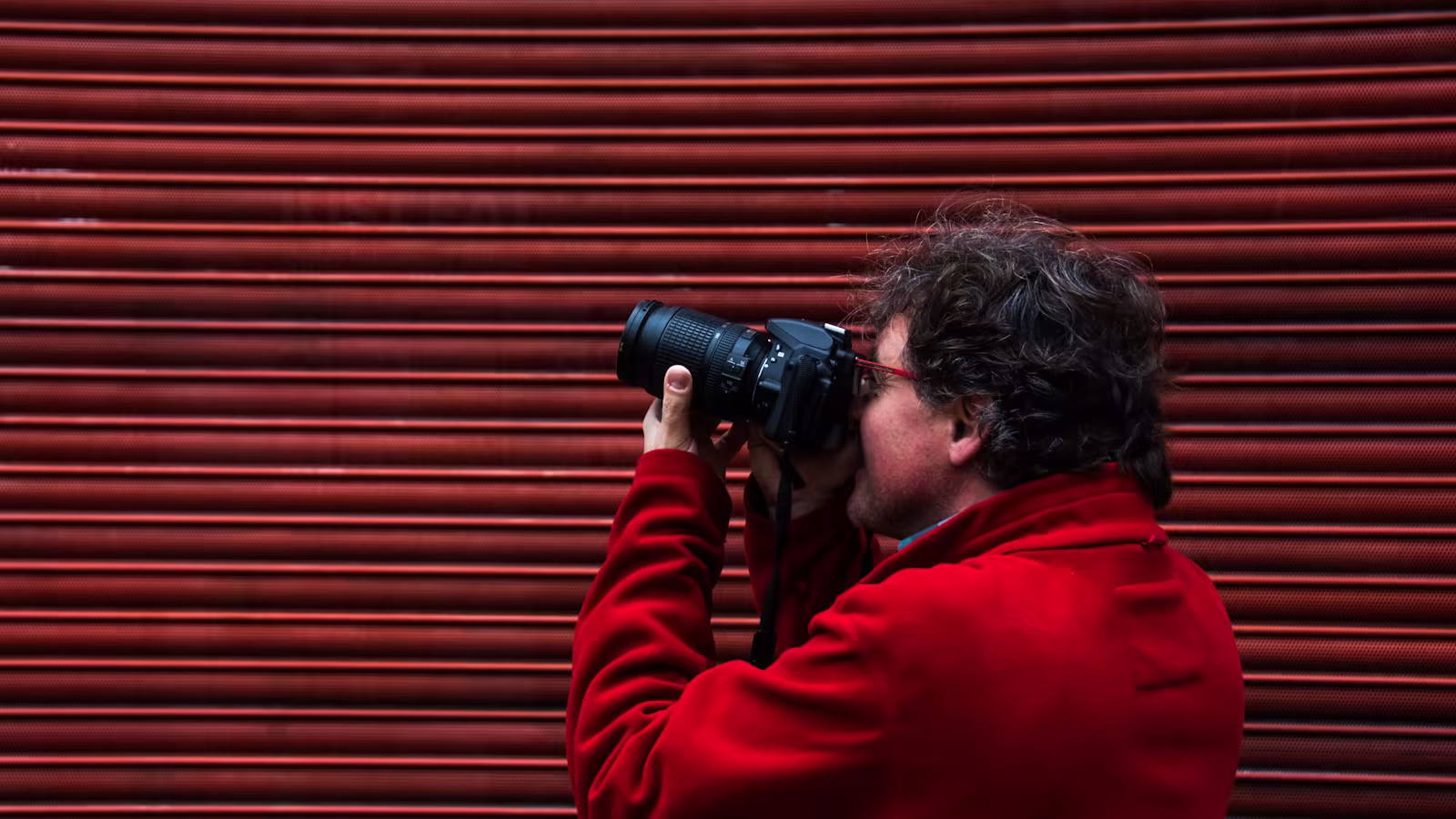 Une photographe dirigeant une prise de vue architecturale éditoriale