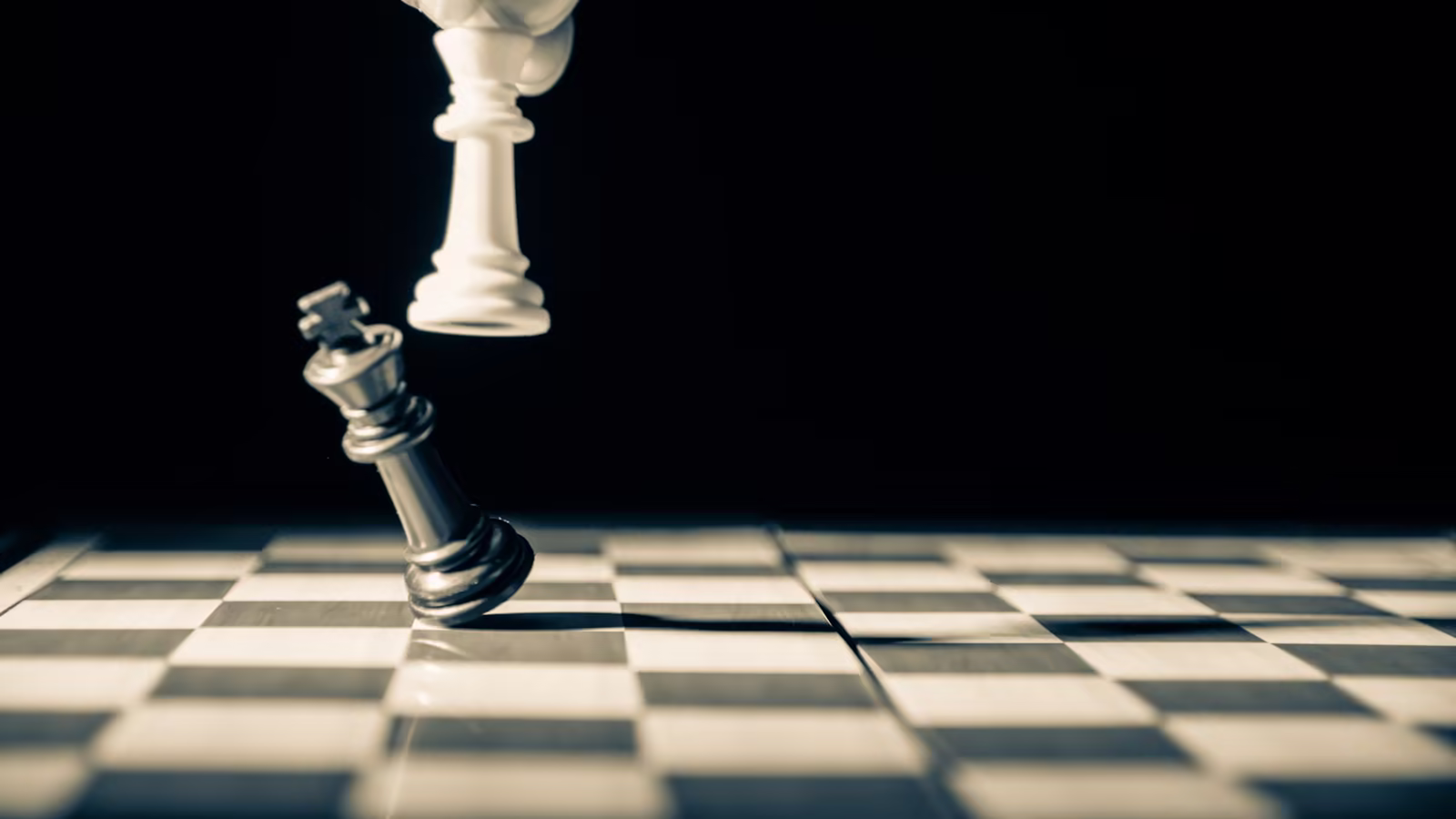 Deux pièces d'échecs opposées sur une table contemporaine