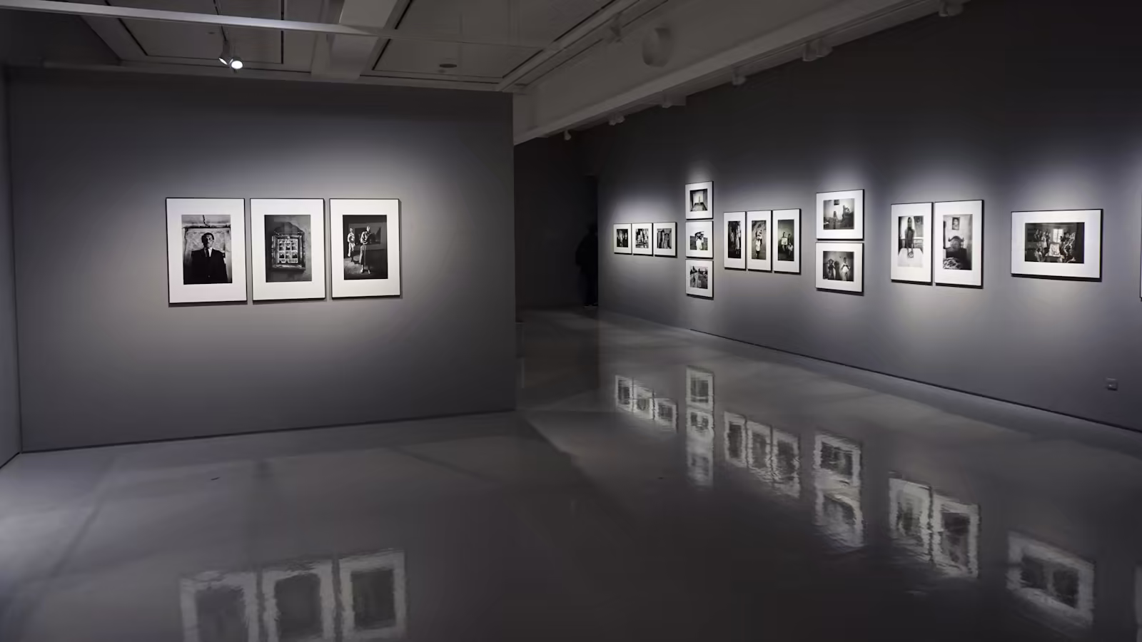 Des visiteurs répartis dans plusieurs salles sans être ramenés sans cesse au même tableau