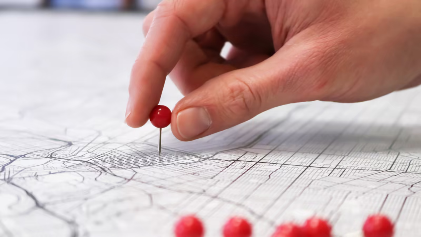 Deux cartes urbaines comparées sur une table de planification