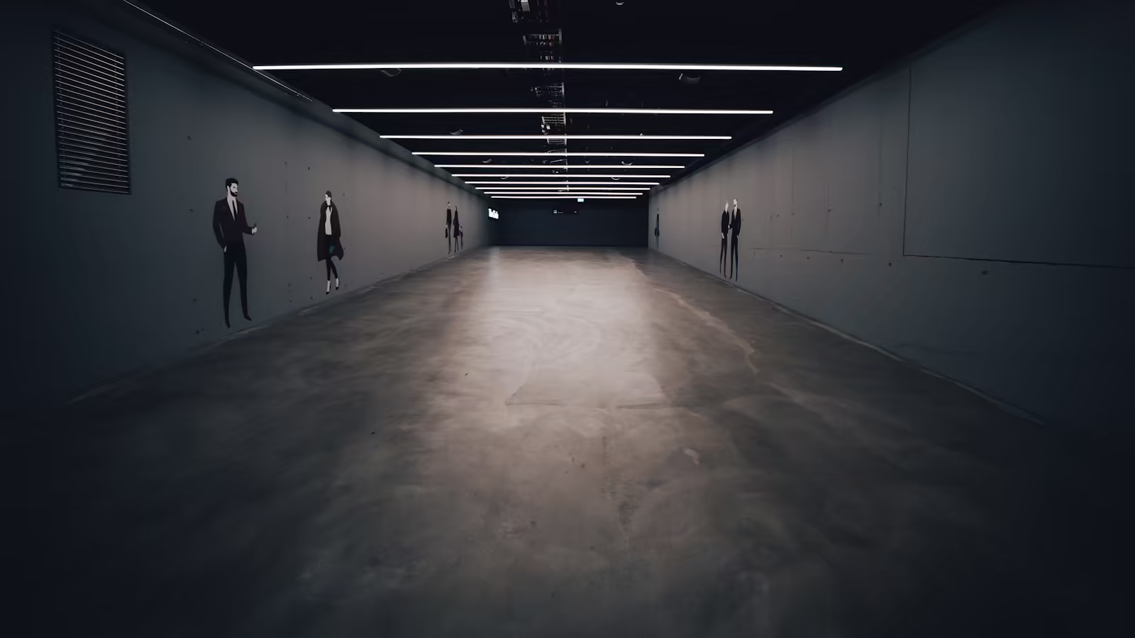 A nocturnal gallery where light, depth and colors remain perfectly hierarchical