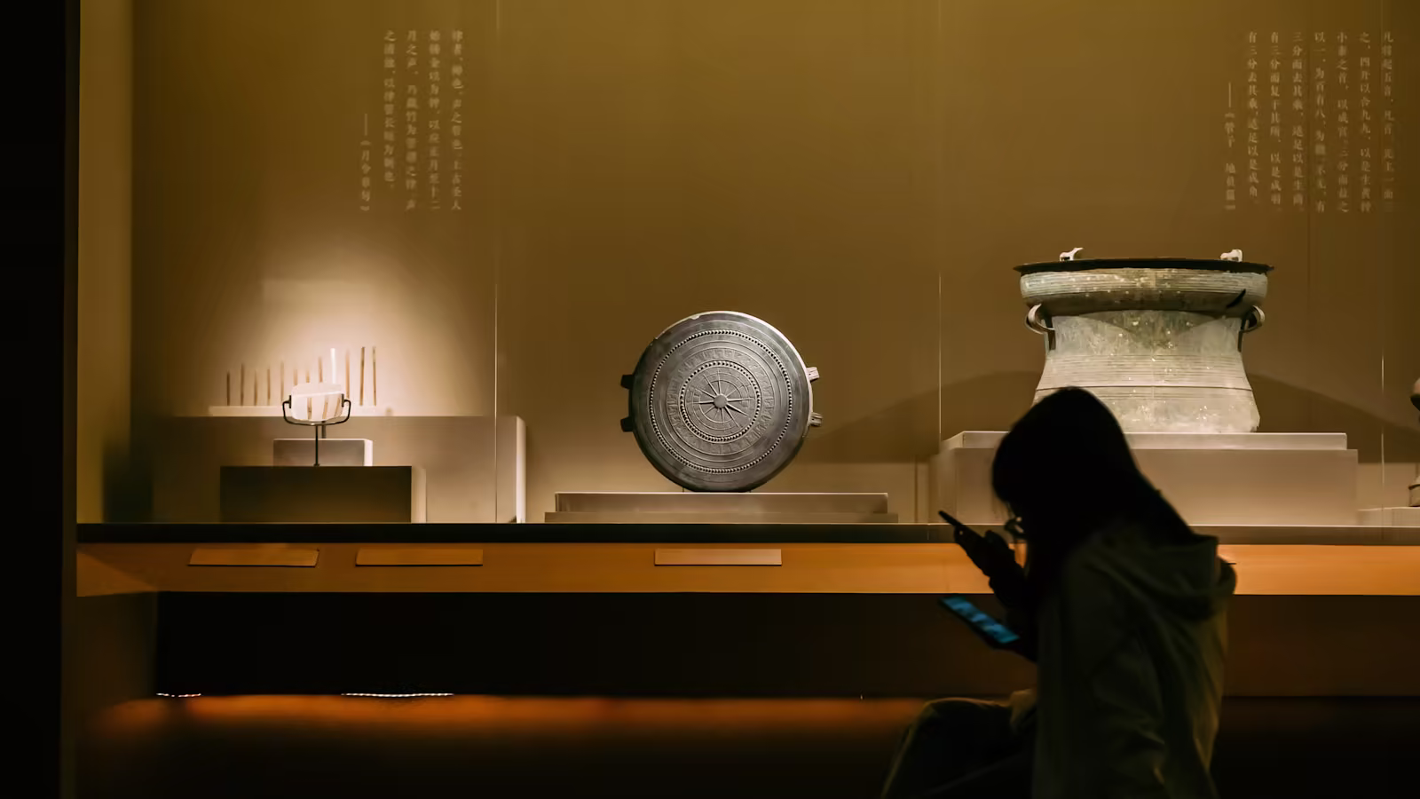 Une régisseuse de musée documentant précisément la manipulation d'un objet