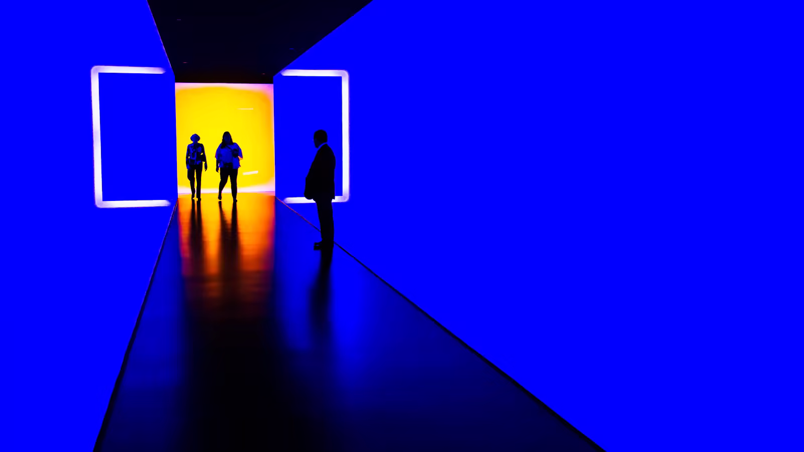 Une installation lumineuse cinétique dans un musée contemporain