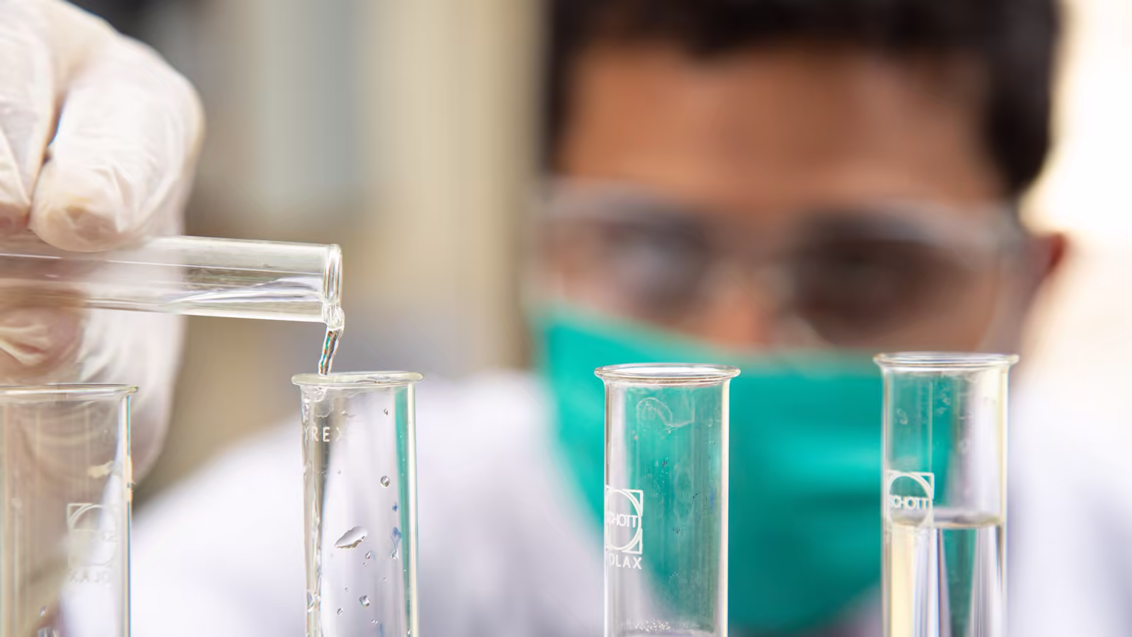 Une scientifique surveillant plusieurs indicateurs de qualité dans un laboratoire