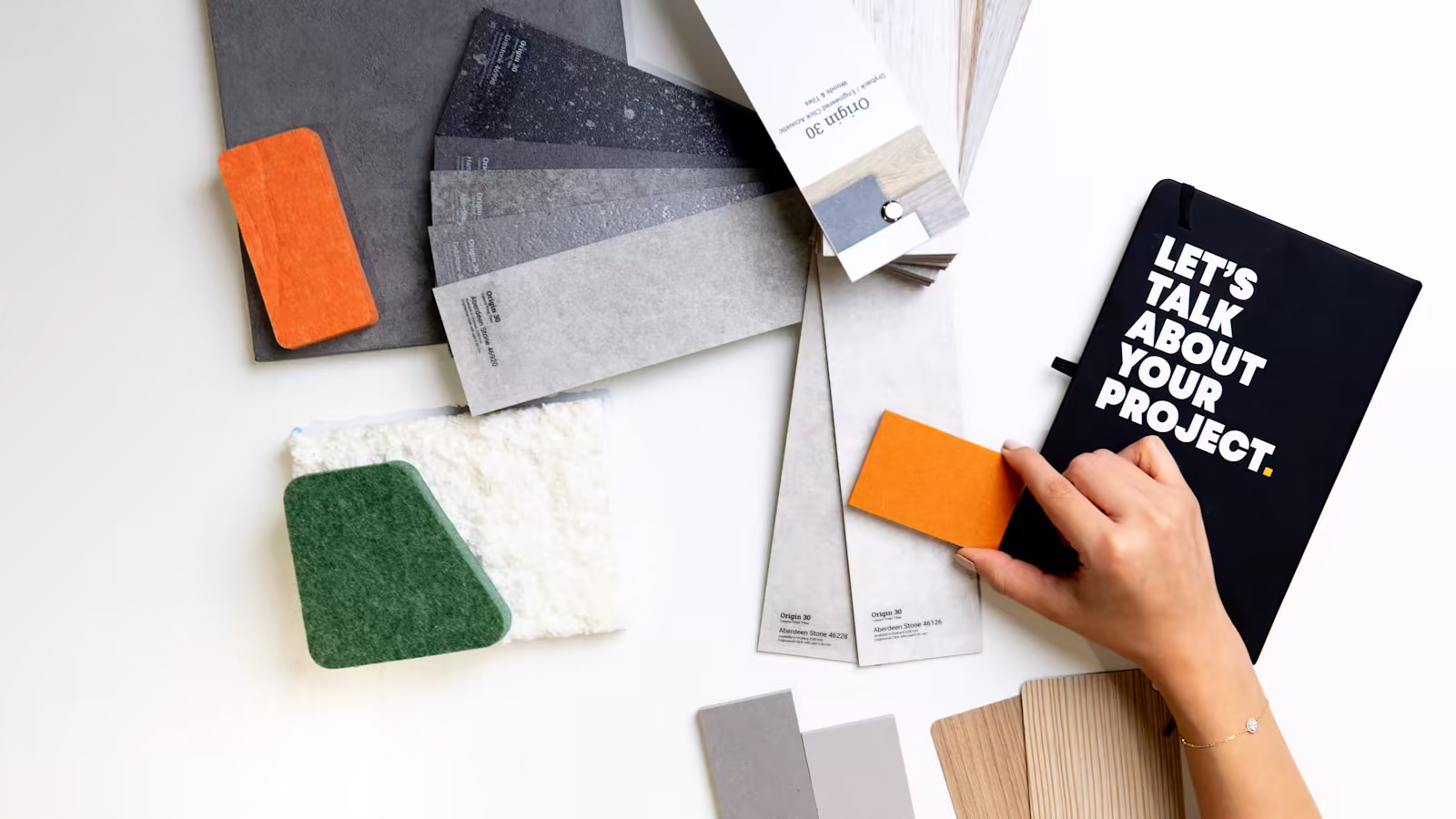 Des échantillons de couleurs et matières dans un studio de design