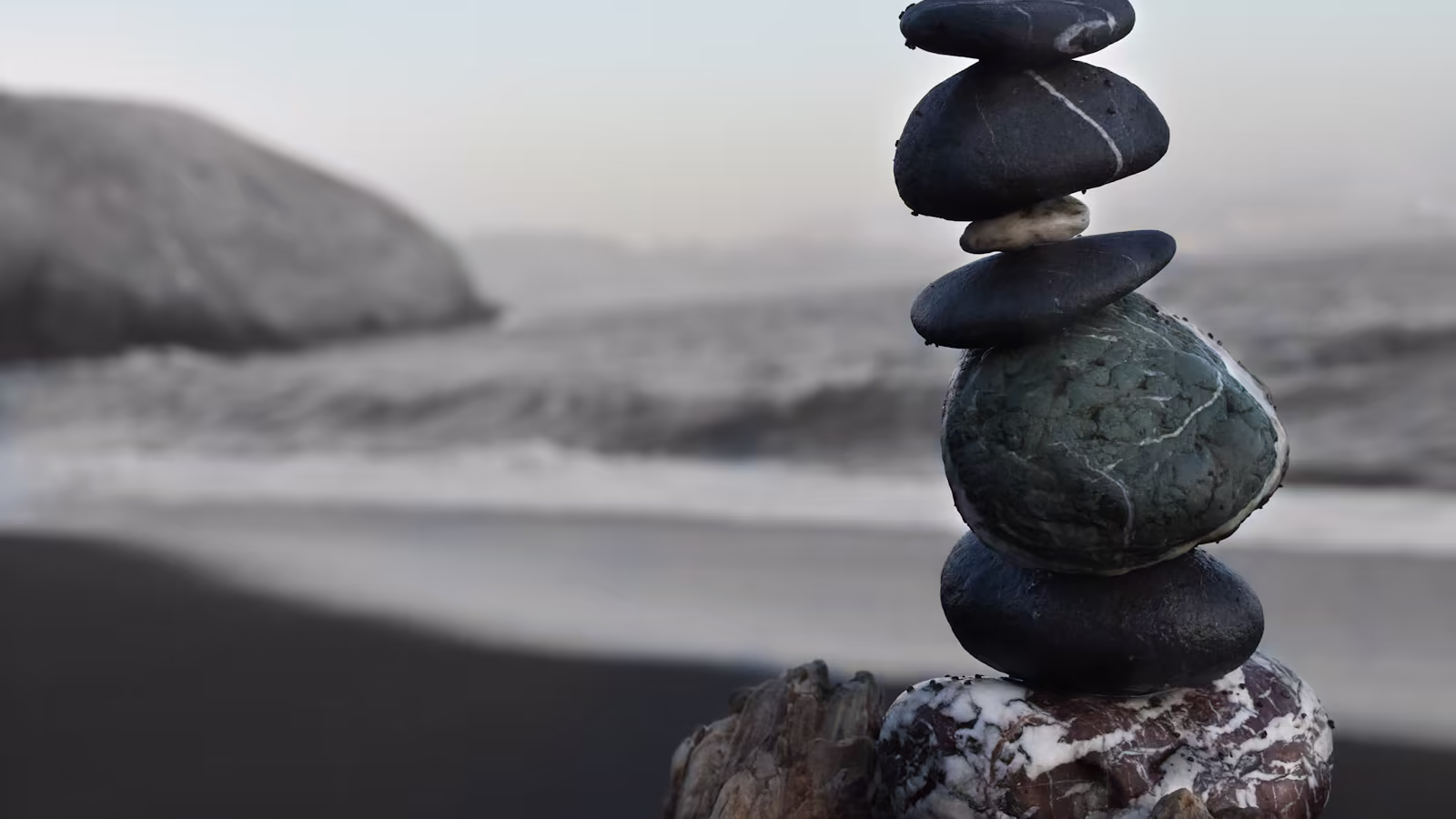 Une sélection précise d'objets équilibrés symbolisant les arbitrages de portefeuille