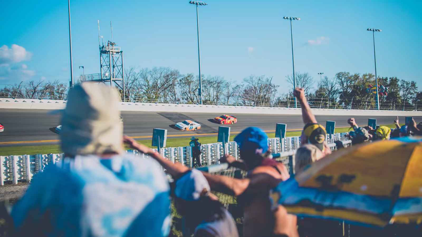 A race observed at multiple checkpoints without announcing the winner before the scheduled finish