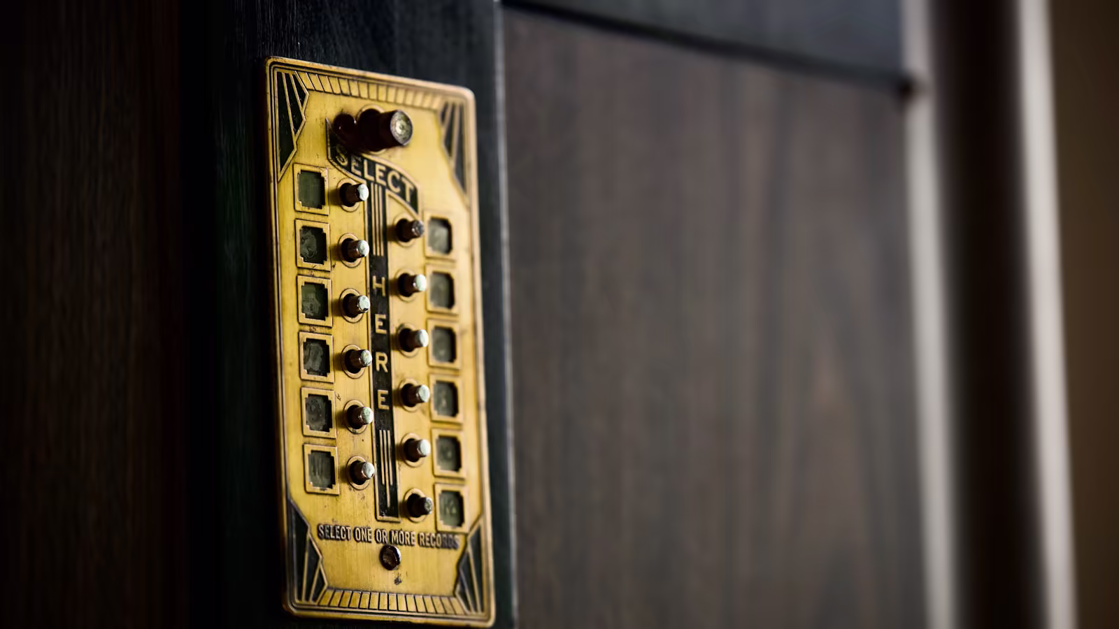 A controlled key delivery in a high-end reception
