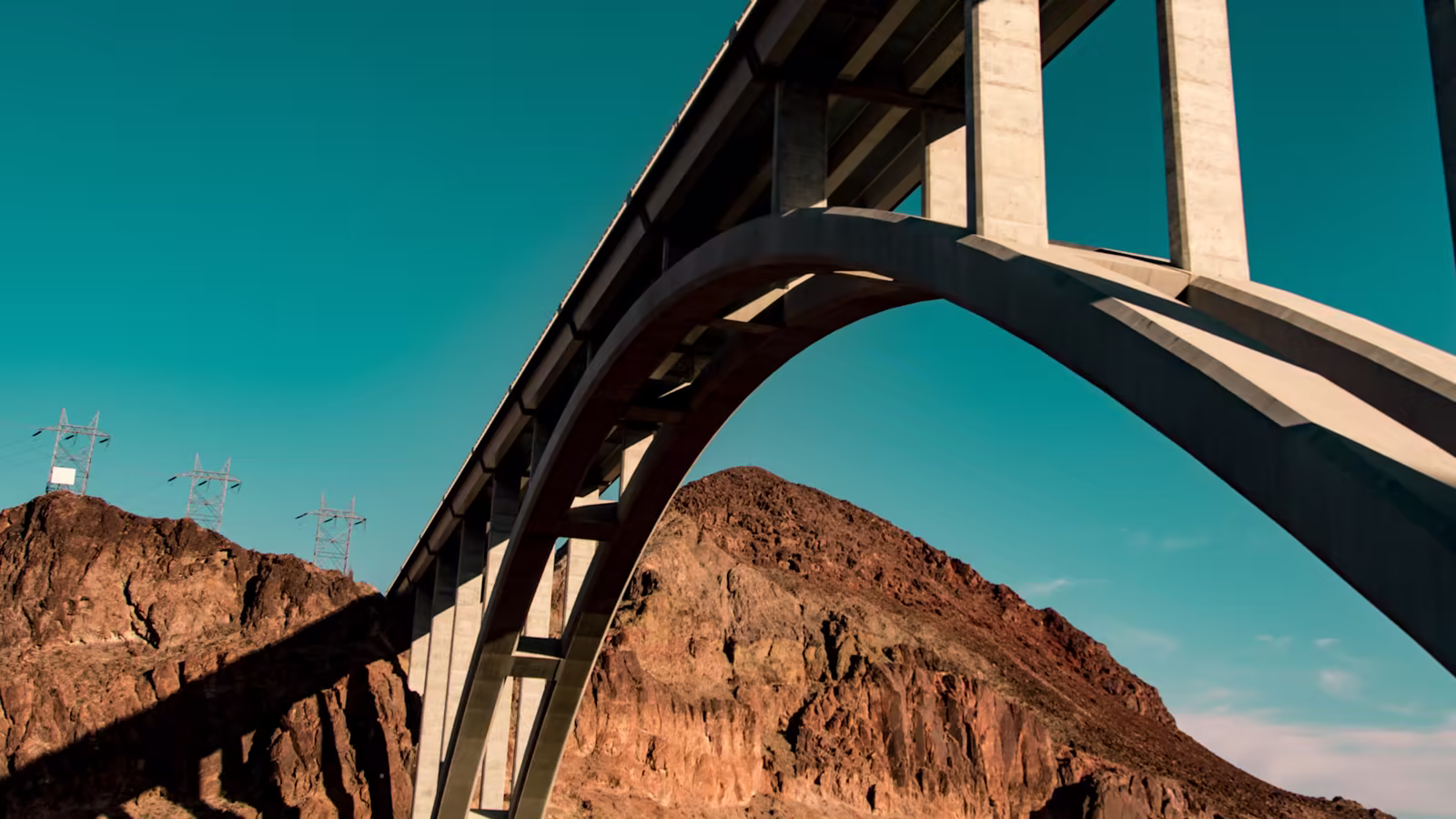 A bridge inspection combining checks of materials, assemblies and real traffic