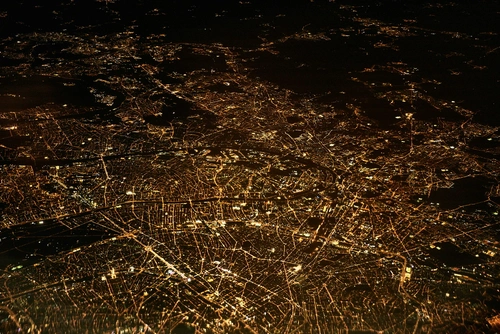 Vista aérea nocturna de una ciudad iluminada.
