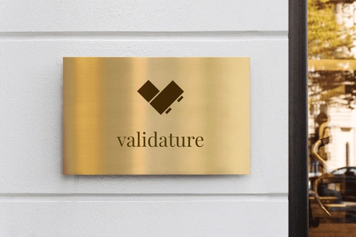 Placa dorada con el logo de Validación en una fachada.