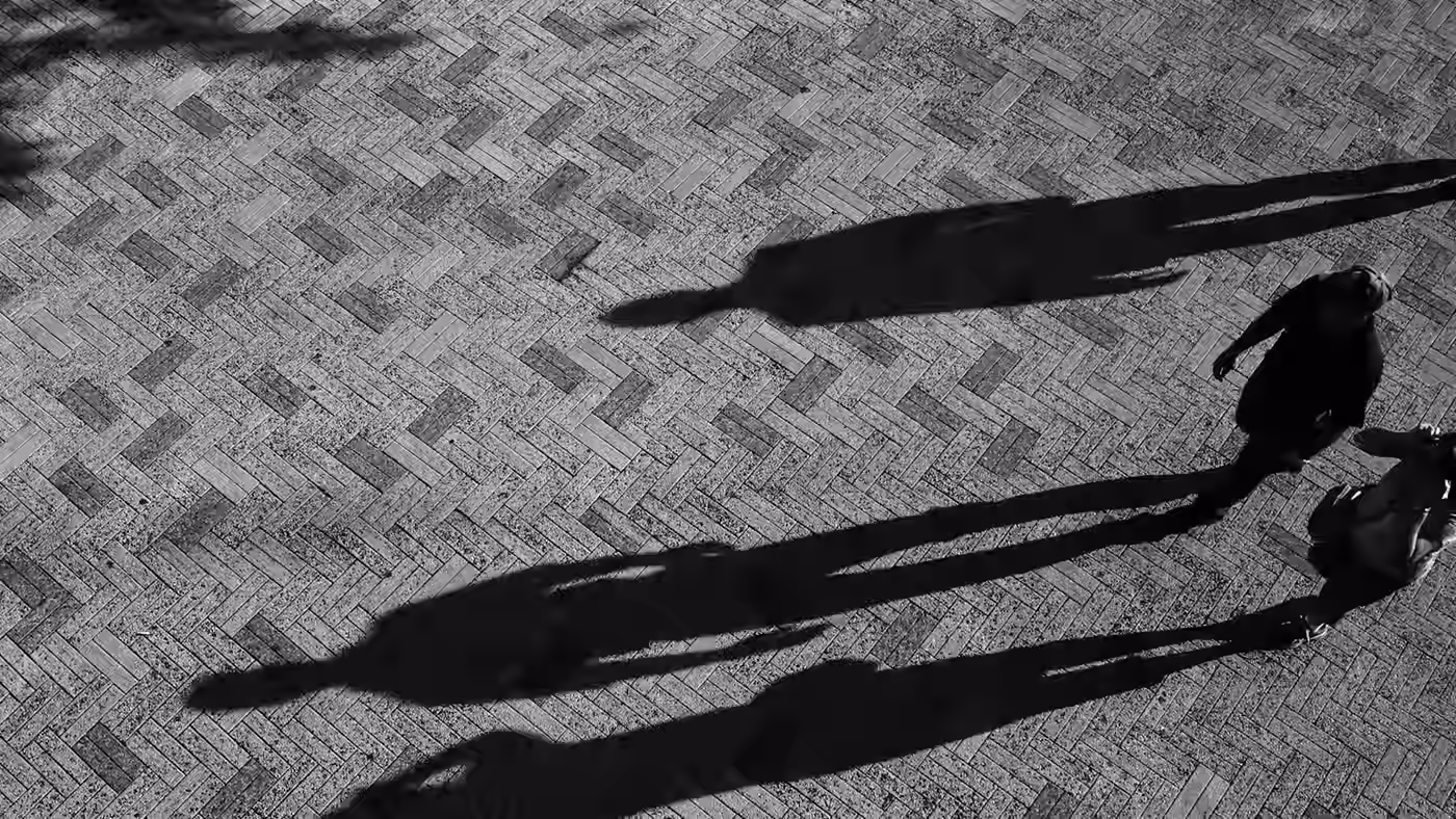 The same object casting several shadows depending on the light sources