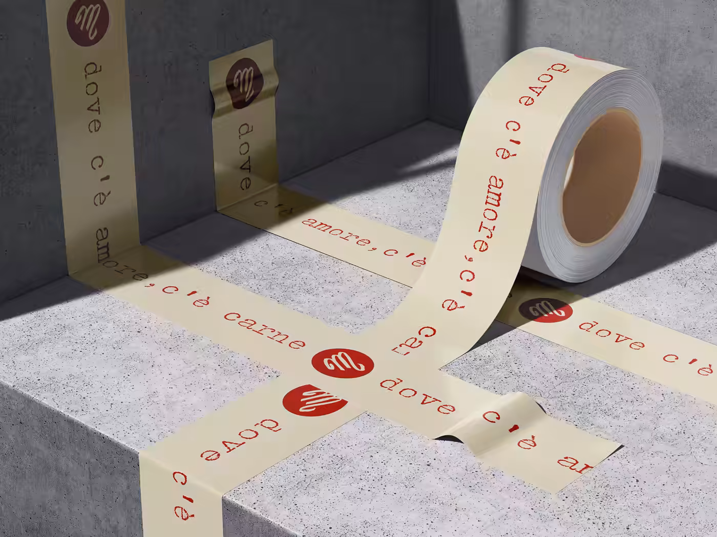 Rouleau de ruban adhésif beige imprimé en rouge pour l’identité visuelle du Marcella.