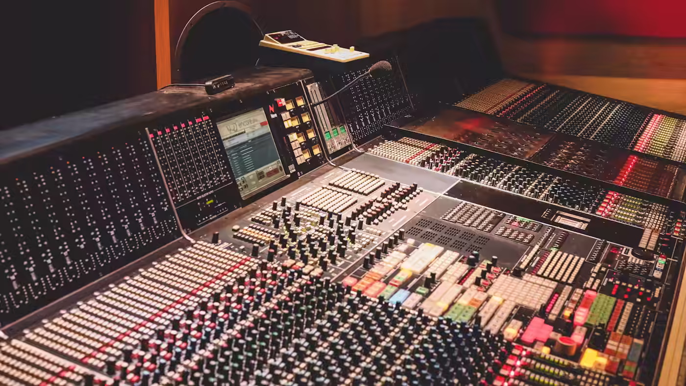 A sober sound studio where several motifs are worked on