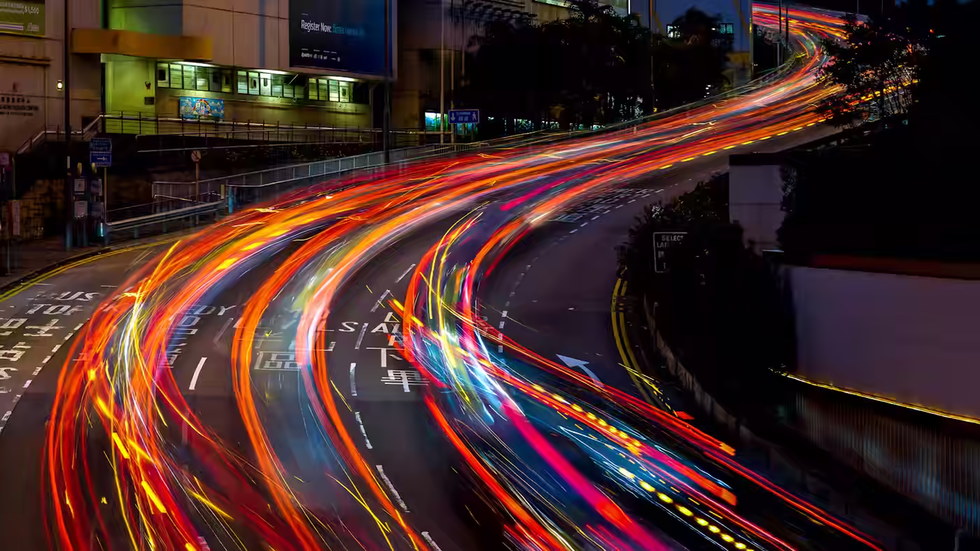 Urban light flows that gradually appear at dusk