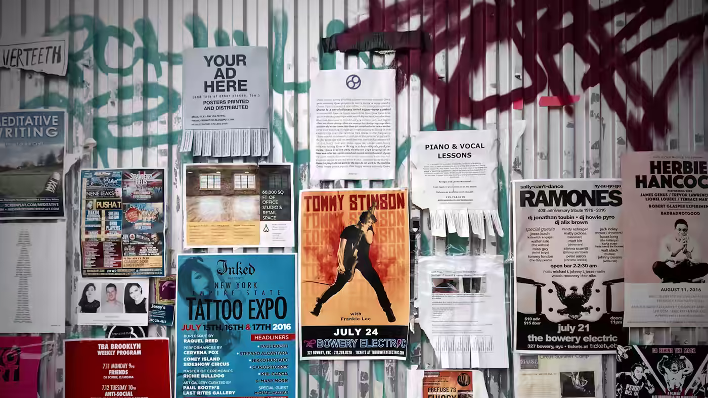 Une série d'affiches dont l'usure est comparée avant remplacement