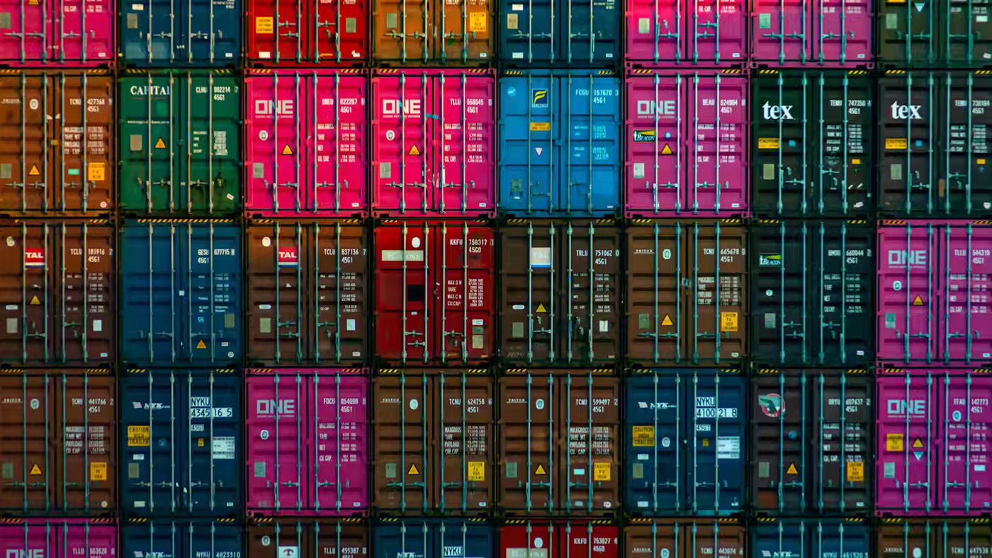 A port logistics chain seen with its dependencies