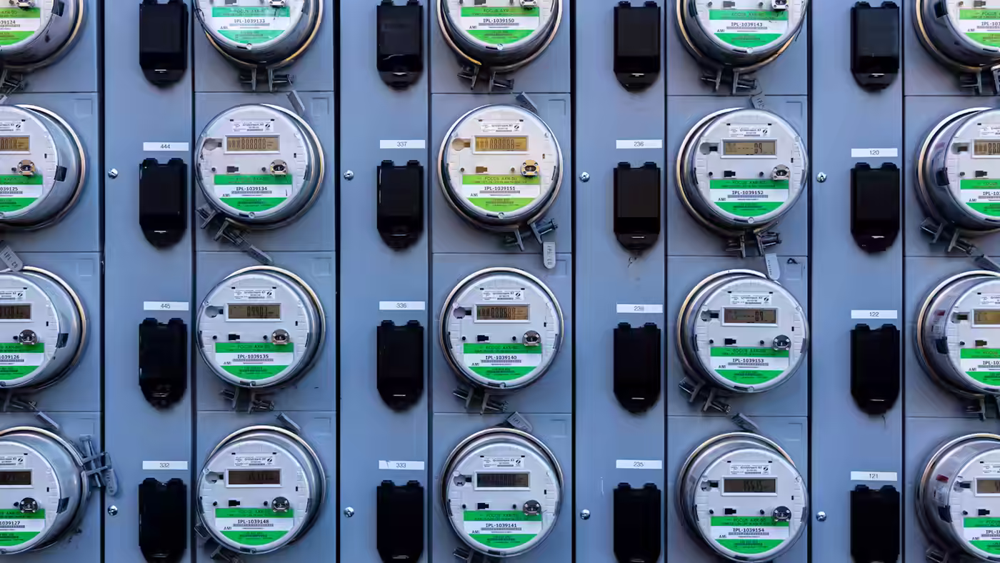 Meters making visible the consumption of several workshops in the same building