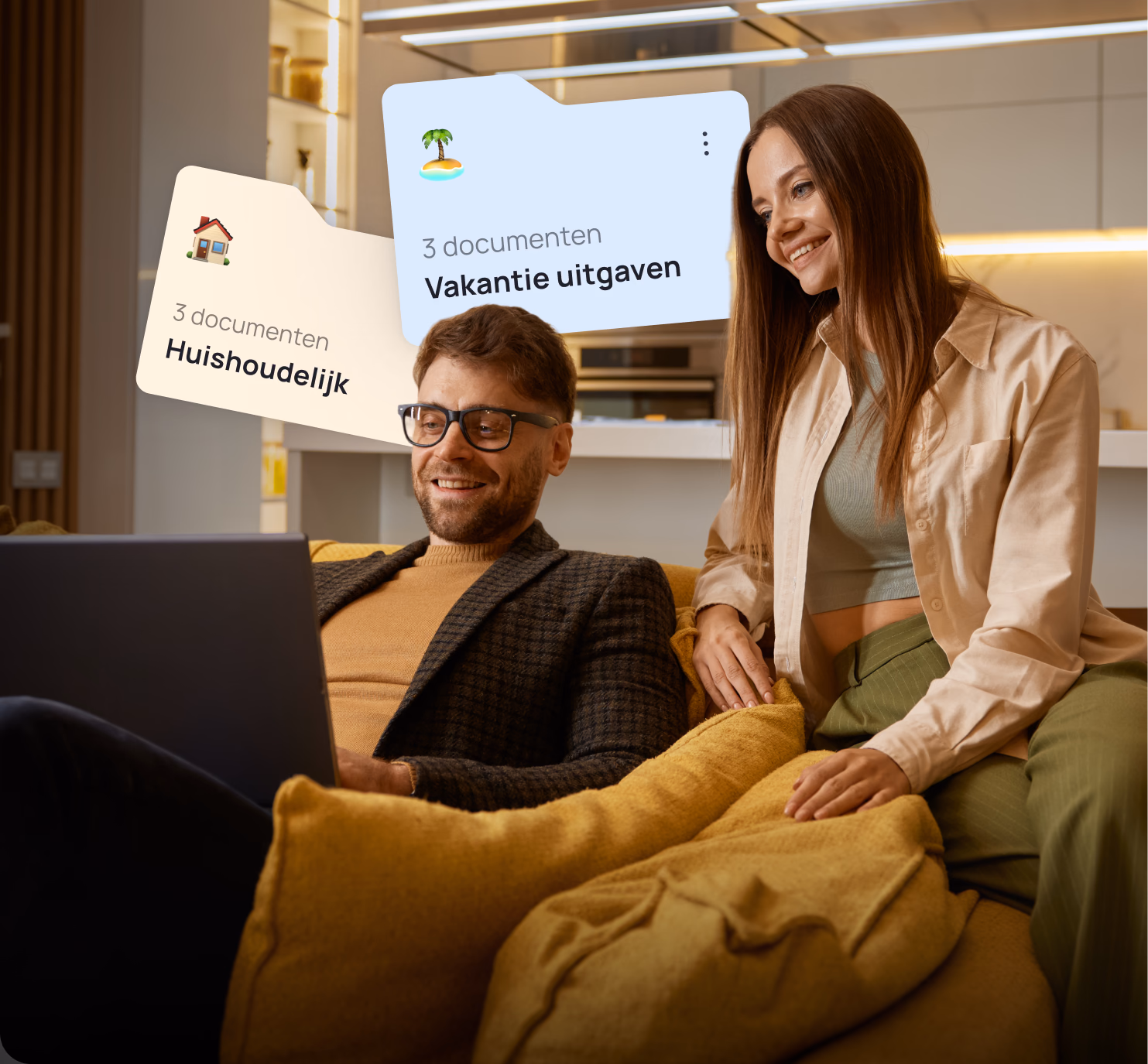 Couple on couch with laptop viewing documents for "Vakantie uitgaven" and "Huishoudelijk