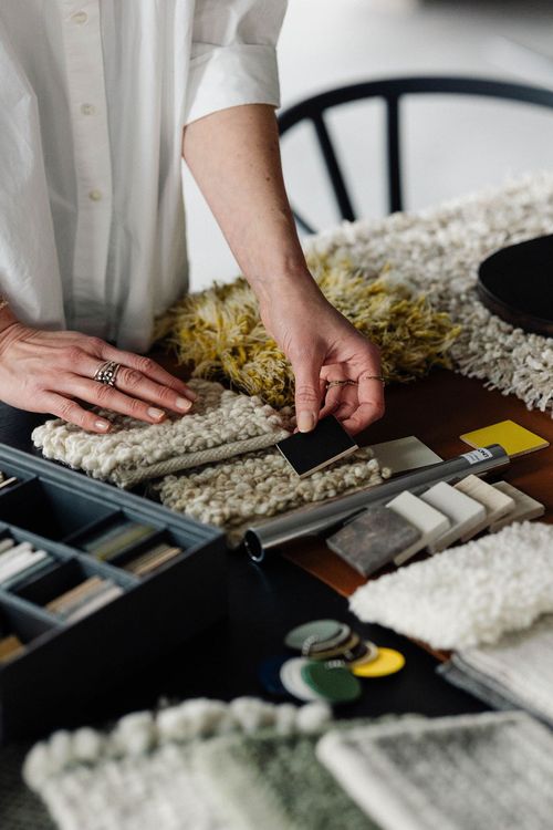 Detail van de showroom van Ark38 in Aalst, met focus op hoogwaardige materialen, verfijnde styling en de sfeer van hedendaags interieurdesign.