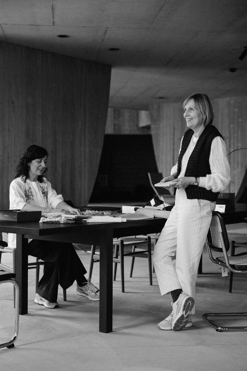 Twee medewerkers van Ark38 in de showroom in Aalst, die samen instaan voor deskundig interieuradvies en een inspirerende designbeleving voor klanten.